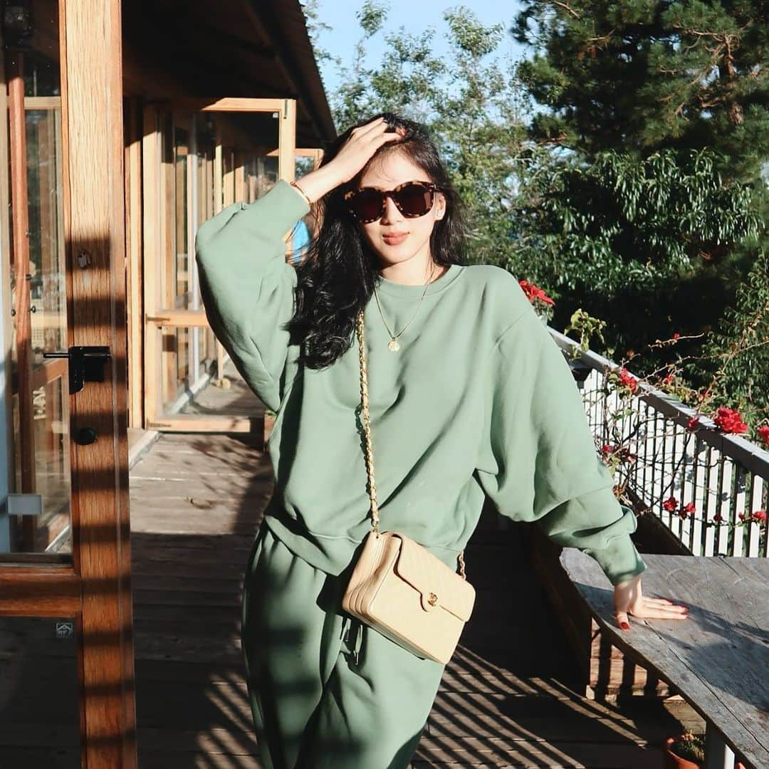 Alex Gonzagaさんのインスタグラム写真 - (Alex GonzagaInstagram)「Projecting for 2021 wearing my almost everyday ootd of 2020. Umakyat kami nung isang taon sa Baguio, bagong taon na kami bumaba pa Manila.. how time flies! 😁」1月2日 18時41分 - cathygonzaga