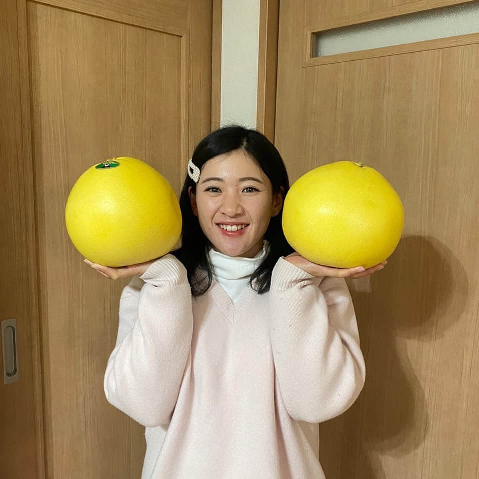 永井花奈さんのインスタグラム写真 - (永井花奈Instagram)「mikuniさんから頂いた#晩白柚 おっきーーー！笑笑  #ばんぺいゆ   #果物 #どんな味がするんだろう」1月2日 18時46分 - kana._.0616