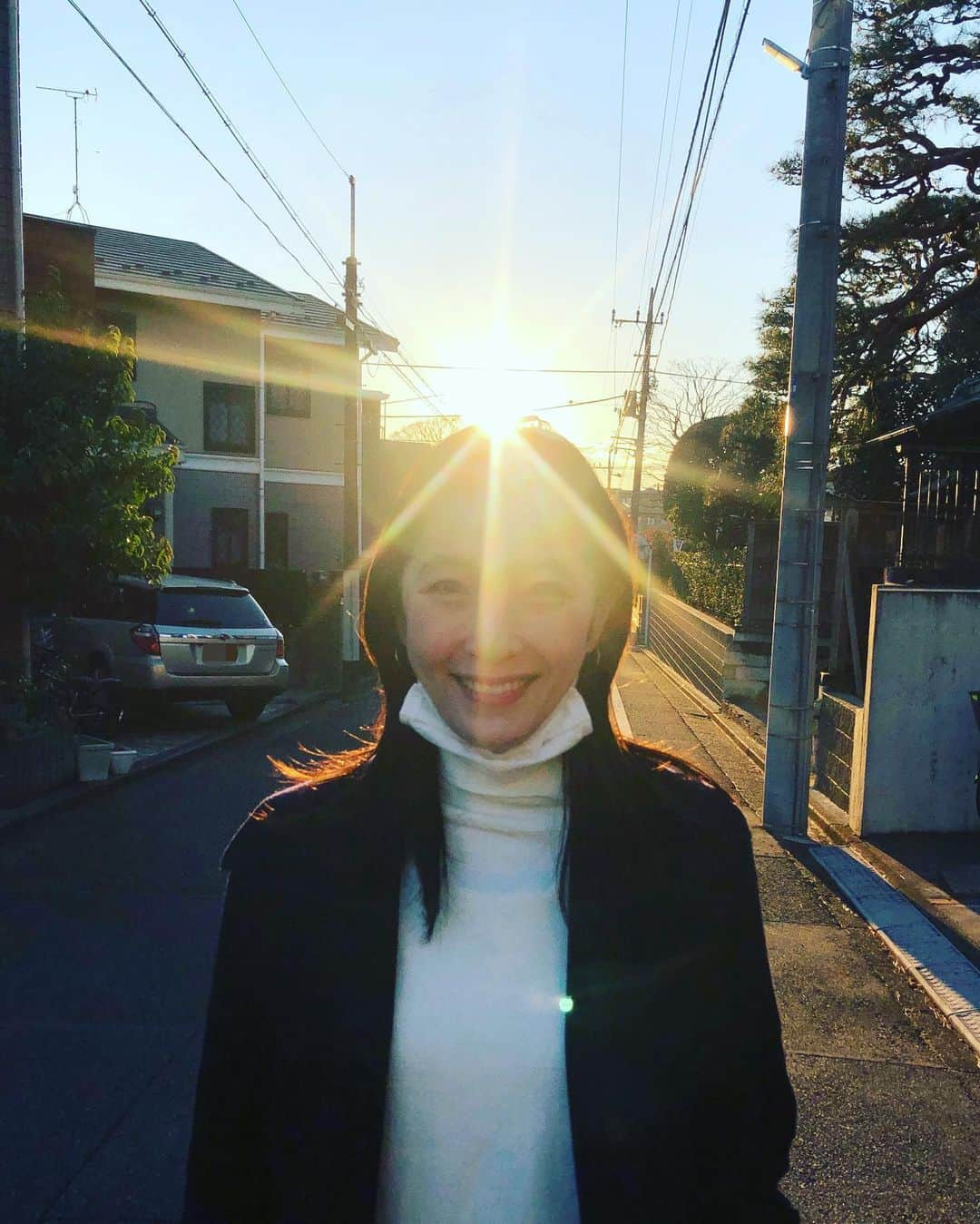 川口花乃子のインスタグラム：「明けましておめでとうございます🎍🌅㊗️🎊 昨年も沢山の方にお世話になり、心から感謝しております。 いつも本当にありがとうございます！  皆様の2021年が幸多き年になります☀️ように💫 善い年にしようね🤝👫👭👬🚀🌈🌎💐  今年もよろしくお願いします🎁  お正月の夕陽で出現したダイヤモンド花乃子をお届けします。 見ると縁起がいいらしいです🍀💁‍♀️」