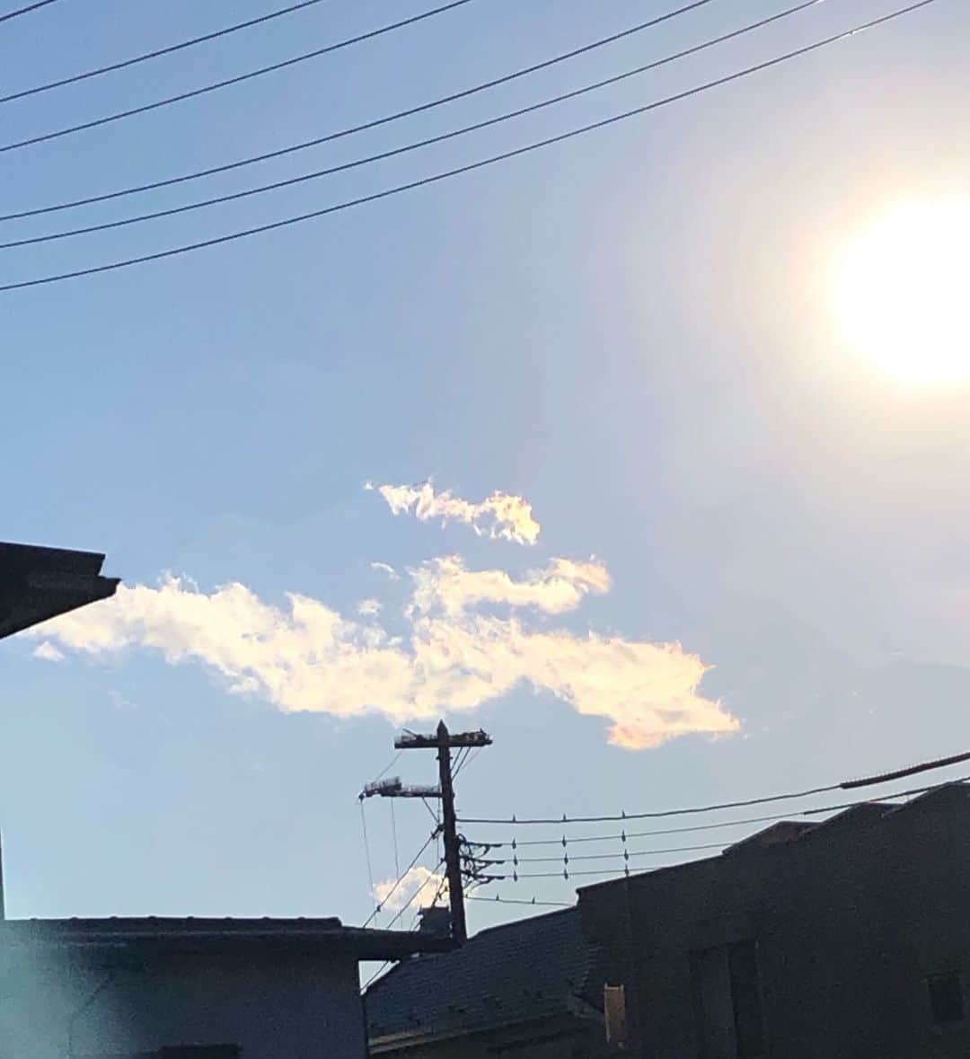 高橋里奈さんのインスタグラム写真 - (高橋里奈Instagram)「昨日の空に浮かぶ雲を娘が 撮影してくれました。 新年のご挨拶を氏神様にした帰りです。 真っ青な空に一つだけ浮かぶ龍の雲 とても幸せな気持ちになりました。 ☺︎」1月2日 18時46分 - rina.takahashi_
