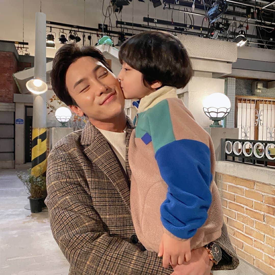 Lee Si-gangのインスタグラム：「뽀뽀뽀❣ 시강삼촌이  새뱃돈 주고싶어요❣  可愛いでしょう？❣」