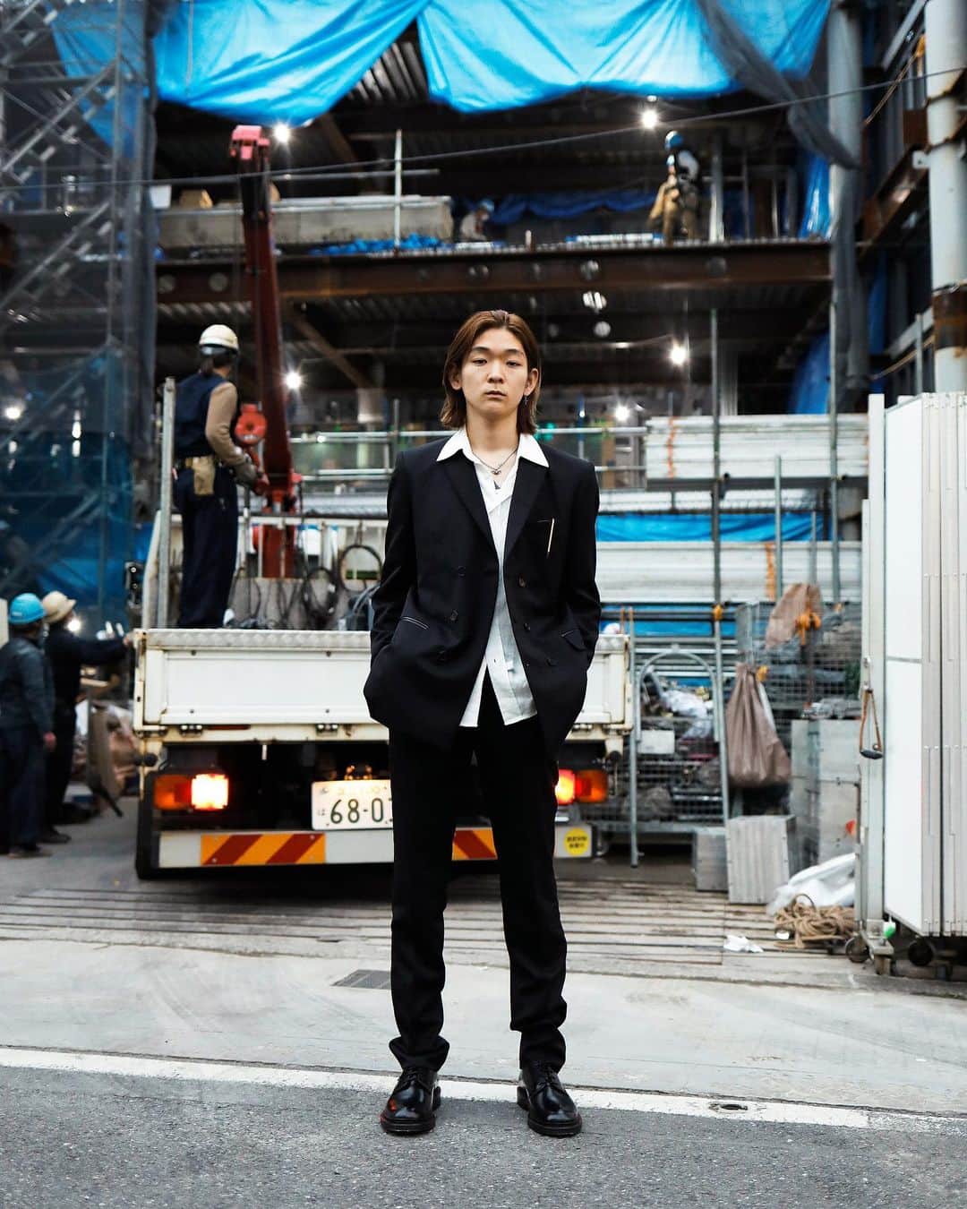 のインスタグラム：「TOKYO STREET STYLE⁣⁣ ⁣ Name: @iz_1984  Occupation: Shop Staff (@cannabis_tokyo) Jacket: #LITTLEBIG Pants: #LITTLEBIG Shirt: #ALLEGE Shoes: #OurLegacy #streetstyle#droptokyo#tokyo#japan#streetscene#streetfashion#streetwear#streetculture#fashion#ストリートファッション#コーディネート ⁣⁣ Photography: @dai.yamashiro」