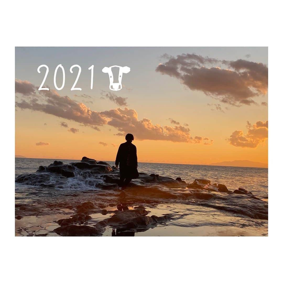 BmF【公式】のインスタグラム：「HAPPY!!NEW!!YEAR!! ・ 2021年になって2日…💫 今年もBmFとしてイザリオンらしく精進していきますので、応援よろしくお願いします！！  #イザリオン 🇯🇵×🇬🇳 🧑🏾‍🦱 #BmF #ビーマイナーエフ #海　18歳 #ハーフ  #photooftheday #ファッション  #style #trend #code #ootd #tflers  #2021年 #丑年🐮 #instagood #ig_japan」