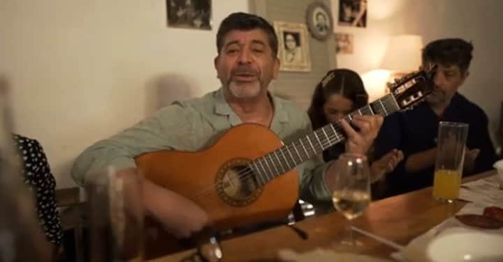 DeFlamenco.comのインスタグラム：「Gómez Gufi: “Aquí está faltando un potaje”.   Tengo la sensación de que me falta un potaje, menos mal que Maui ha vuelto a organizar el del domingo en el teatro Flamenco Madrid.  En 2021 tenemos que recuperar los potajes que nos han faltado, en Nueva York o en Utrera. Salud!  En la portada de nuestra web deflamenco.com el #miañoflamenco de @gomezgufi y el video completo 😉  https://www.deflamenco.com/revista/mianoflamenco/mianoflamenco-aqui-esta-faltando-un-potaje.html  @mauideutrera @flamencofest @teatroflamadrid @tomasdeperrate」