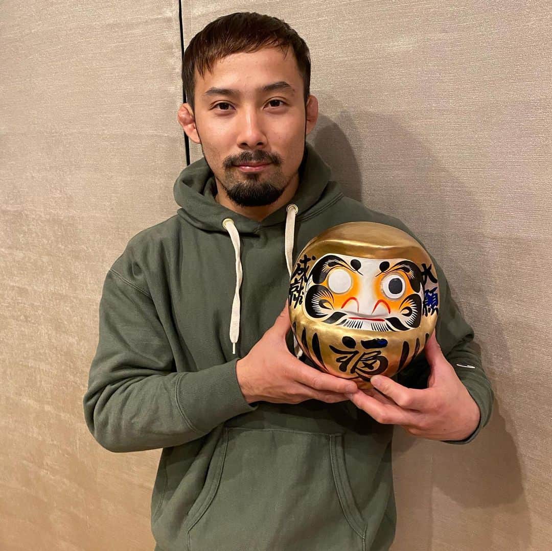 のインスタグラム：「今年は家族で達磨に願いを込めました🤲  目標を達成するぞ🙂  #達磨　#だるま　#願いを込めて」