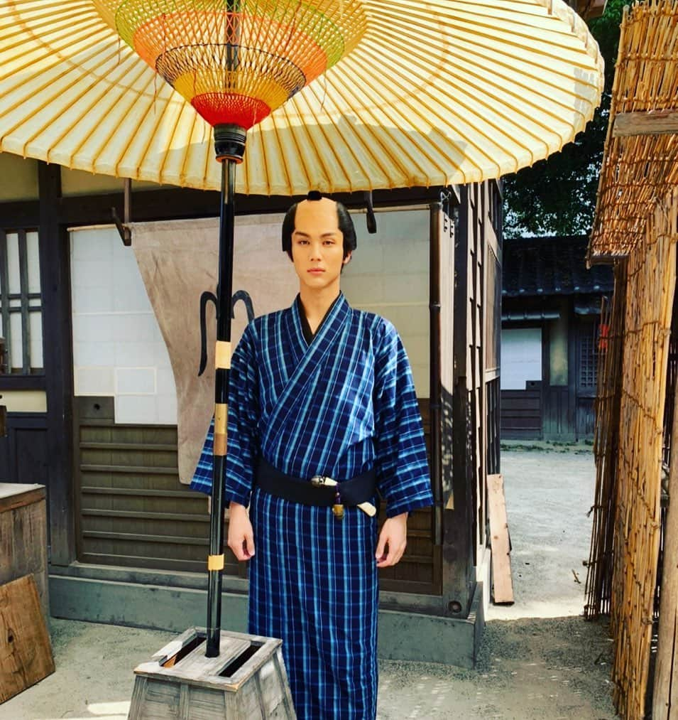 中川大志さんのインスタグラム写真 - (中川大志Instagram)「・ 明けましておめでとう御座います。 2021年、今年は沢山笑顔を届けたいです。 昨年皆さんに支えて頂いた恩返しが出来るように、今年も駆け抜けます。 お正月は食べ過ぎて早速顔パンパンです🤗 このあと19時20より「ライジング若冲」放送です。 久々の時代劇、京都にて。  ではでは、今年もどうぞよろしくお願い申し上げます。  #お餅とビールの消費量 #正月くらい良いよね」1月2日 18時53分 - taishi_nakagawa_official