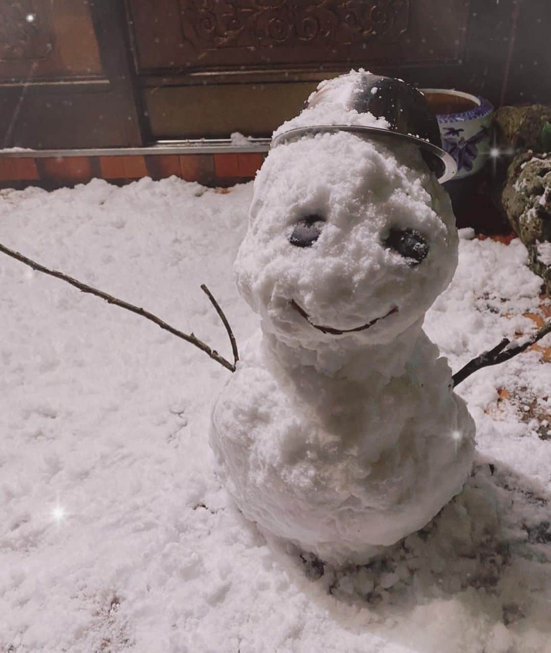 あびる優さんのインスタグラム写真 - (あびる優Instagram)「2021年❣️ 明けまして🌅 おめでとうございます😃🎍  2021年、 皆さんが健やかに笑顔で過ごせます様に😌🍀💕  今年もよろしくお願い致します🐮。 甥っ子が作った雪だるま☃️ほっこり☺️  #2021#新年#あけましておめでとうございます#今年もよろしくお願いします#✨#門松#雪だるま#🎍#☃️」1月2日 19時04分 - yuabiru74