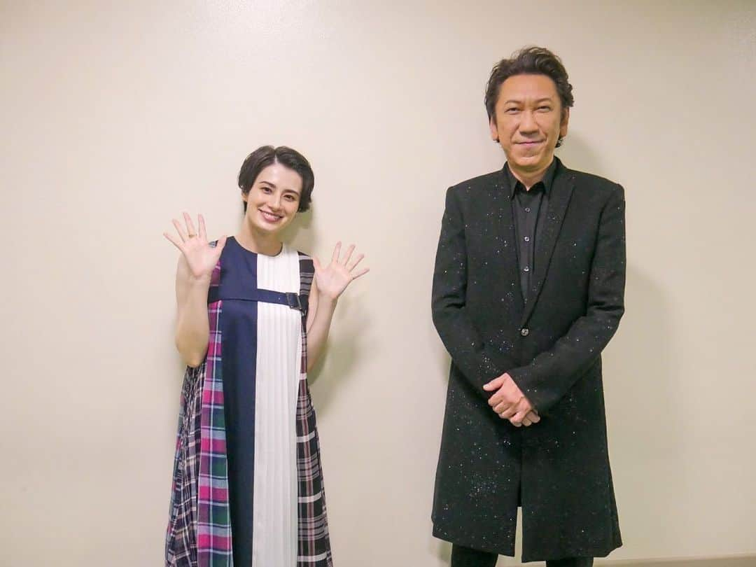 ホラン千秋さんのインスタグラム写真 - (ホラン千秋Instagram)「_ 明日23:15〜NHK総合『SONGS OF TOKYO Festival 2020』(前編) に出演します🎤🌈  今年も豪華すぎる出演者のステージに圧倒されまくり🥳✨  ステージ終わりの布袋寅泰さんとも写真を撮っていただきました🎸📷  後編はニュースを挟んで24:05〜放送です🎶  ONE PIECE... @ezumi.official」1月2日 18時58分 - chiakihoran_official