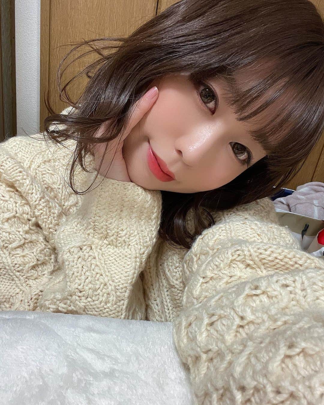 のインスタグラム：「あけましておめでとうございます⛩🎍  実家の集まりが延期になったのでお家でのんびりしてるよ〜😌  2020年、お世話になった皆さんありがとうございました💫  年越しイベントも今年も盛り上がって最高！いい年越しができました🤍  今年はこんなに静かな渋谷見たことないってくらいコロナで埋め尽くされて、ちょっと生きづらい世界だったけど、みんなと密な日々を過ごせて、楽しかったからこんな年もありかなって😆  ヤンスナはみんながいつどんな時でも帰ってこれる場所でありたい。 その気持ちを貫いてわたしなりに良い選択ができたんじゃないかなと思います😌  1日ママの皆さんにもたくさん支えてもらいました♡ 　 後半はライブもたくさんできて 嬉しかったなぁ😋  今年も、計画的に、自己満足にならないように音楽活動していきます✊  2020年もよろしくお願いします♡  今年も色んな行事したいなっ まず初めに1/24(日)Wせりなで鍋パするので、よろしく😆❤️  #スナック　#渋谷　#スナック飯 #百軒店商店街　#謹賀新年　#2020  #2021」