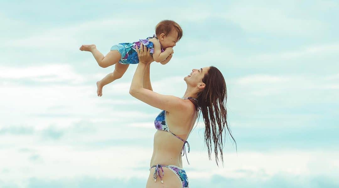 アン・カーティスのインスタグラム：「🦋 FLY 🦋   Happy New Year and Happy 10th month to our little Dahlia. 🤍  May 2021 be filled with kindness, love and peace. Wishing you all love and light and this new year takes flight. Big hugs and kisses to all of you xx   P.S - since we can’t get our hands on fresh flowers right now, we’ll have to settle for flowers on our twinning swimsuits. 😂 Our monthly tradition will have to wait till next week. 🌸  Oh and HAPPY 16 million followers! ✨  📷: Papa @erwan」
