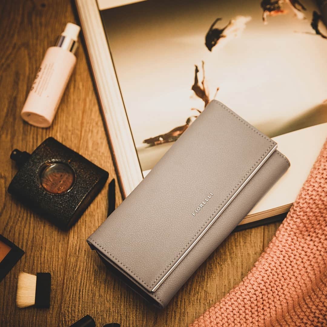 のインスタグラム：「Our clay hue is the perfect transeasonal colour and our Carmen purse  is sleek, spacious and stylish, now under £25 😍 #FiorelliBags #VeganPurse #VeganAccessories」