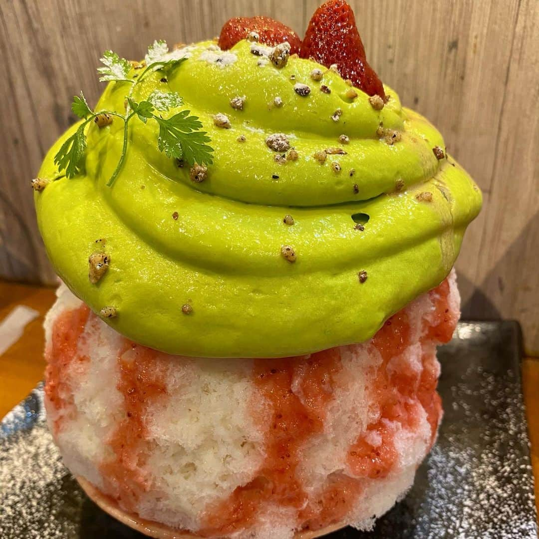 桃乃木かなさんのインスタグラム写真 - (桃乃木かなInstagram)「Parlor Vinefru 銀座さん🍧  ・紅白かき氷 ・苺とピスタチオエスプーマのかき氷 ・きな粉もちパンケーキ  ビネフルさんのお正月氷🎍✨ 酒粕のメニュー食べるとお正月を感じる！さっぱりしたりんごと酒粕ソースがミルクみたいに食べやすくて美味しかったな〜😋 テレビで紹介された事もあって頼んでいる人も多かったパンケーキも久しぶりに食べてきました！牛皮〜🥞❤︎  #parlorvinefru銀座 #かき氷 #パンケーキ」1月2日 19時06分 - kana_momonogi