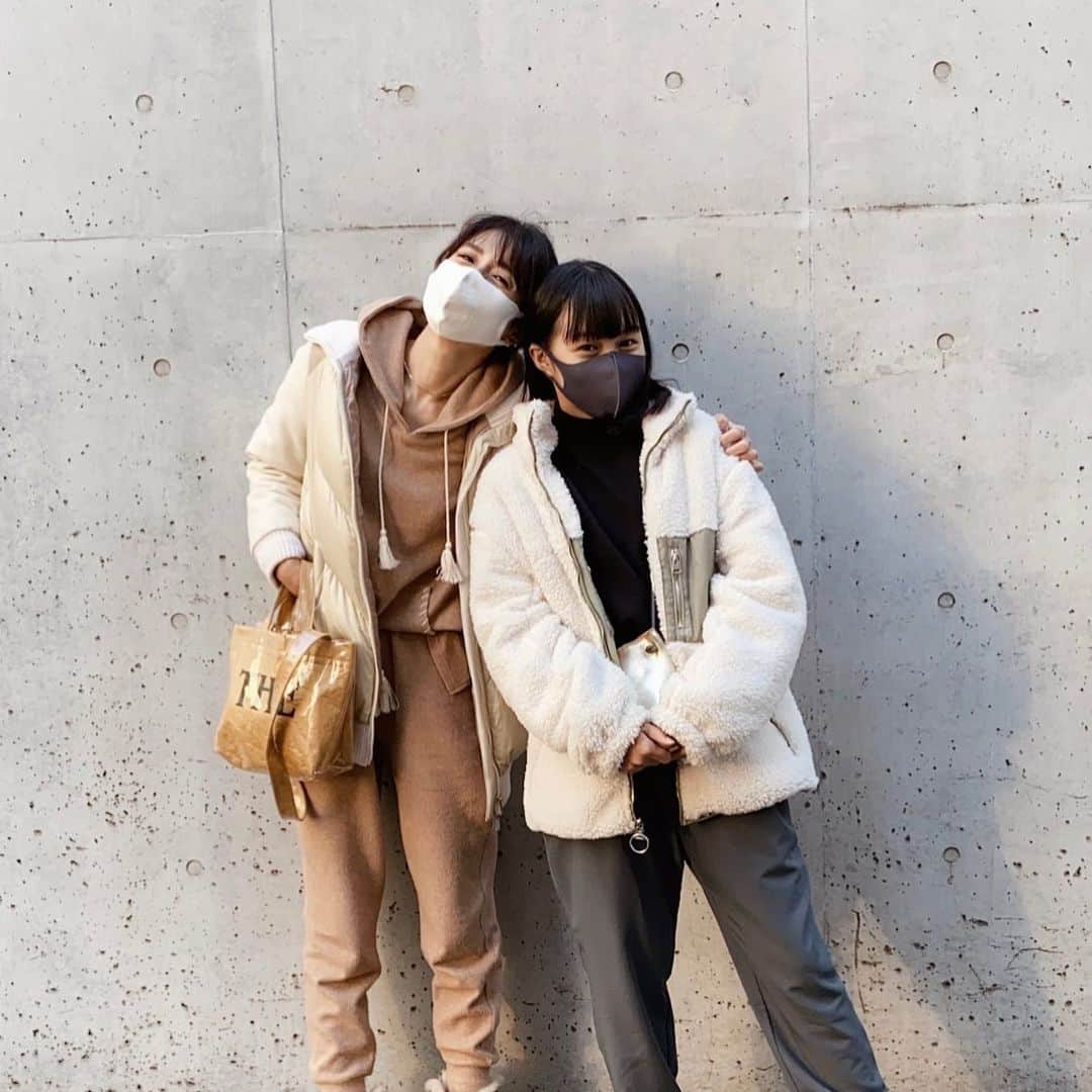 eiko kagamiのインスタグラム：「. 明けましておめでとうございます🎍🌅✨ . 今年はより一層、皆さまにとって笑顔溢れる一年でありますように…❤︎!! . . 元旦は家族でのんびりゆるりと過ごしました。 2021年🐄 周りの方たちを大切に。 本来の自分を見失わずに大切に、役割をまっとうできるように進んでいきたいと思います。 . . 本年もどうぞ宜しくお願い致します🙇‍♀️🤍✨ . . . #2021年 #お正月 #氏神様へご挨拶へ #親子#母娘 #写真の時はと思って #マスク外したら避けられた」