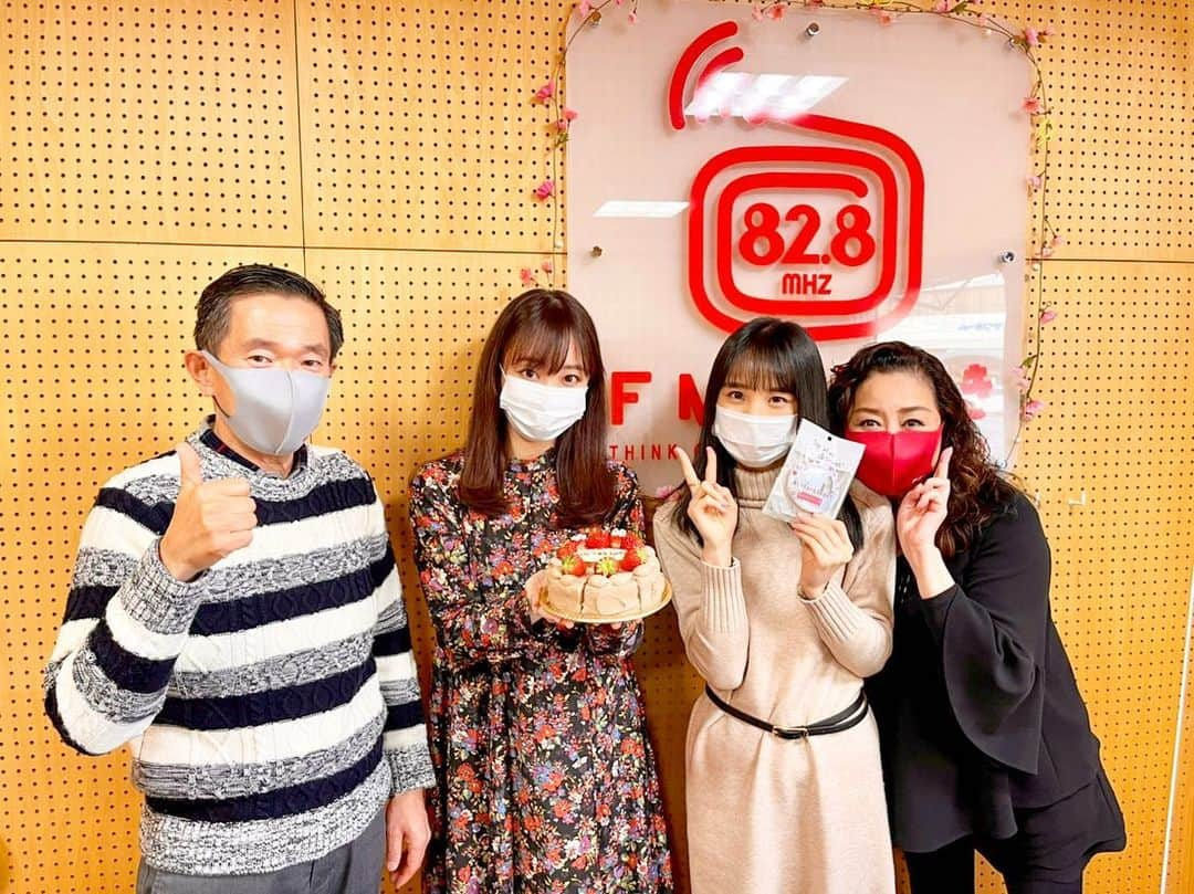 長谷川萌美のインスタグラム：「ありがたいことに、倉敷４回目！ FMくらしき「テッセイのそうじゃ総社！」で毎回パーソナリティの金坂さんにお世話になり、今回は生放送に出演させて頂きました✨  「明けましておめでとうございます！」ということで、 昨年のお話から SNS事情の話になり、 やはり沢山の方にとって、 自粛期間の重要なツールだったと感じました。  私達のSNSや動画投稿も ご覧くださった方に ちょっとでもプラスになっていたらいいな。  そして、 新曲「だけど会いたい」をかけて頂きました✨ ありがとうございました！❤️  MCの金坂良一さんと、あべ静江さんと✨  サプライズケーキで 7周年をお祝いしていただきました😭🙏🎂 ありがとうございました！！  #FMくらしき #倉敷 #ビタスイ #だけど会いたい #岡山 #長谷川萌美」