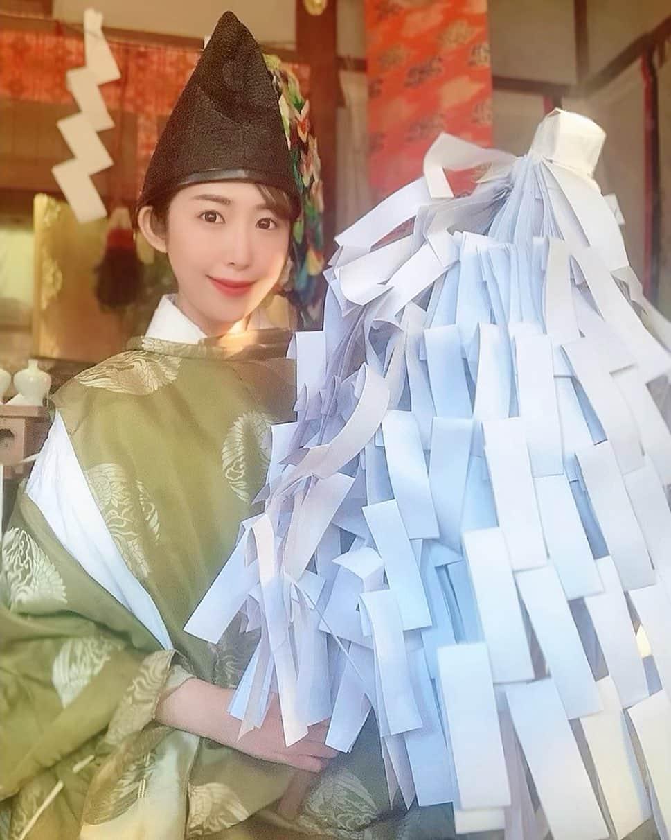 のインスタグラム：「今日は厄払いでした✨ 私も本厄なので緊張感を持って過ごします☺️  厄年っていうのはただ悪い年ではなくて 神様の「役年」 つまり神様のお手伝いの年とも言われている年 だから大丈夫✨ ただ厄払いはおすすめです！！ スッキリポジティブに生きていこう🥰  #令和3年 #神主 #神社 #神社巡り #初詣 #寺社仏閣　#厄払い　#神社好きな人と繋がりたい  #japaneseculture #shrine #instajapan  #kannushi  #狩衣　#着物　#和服　#tokyo#厄年」