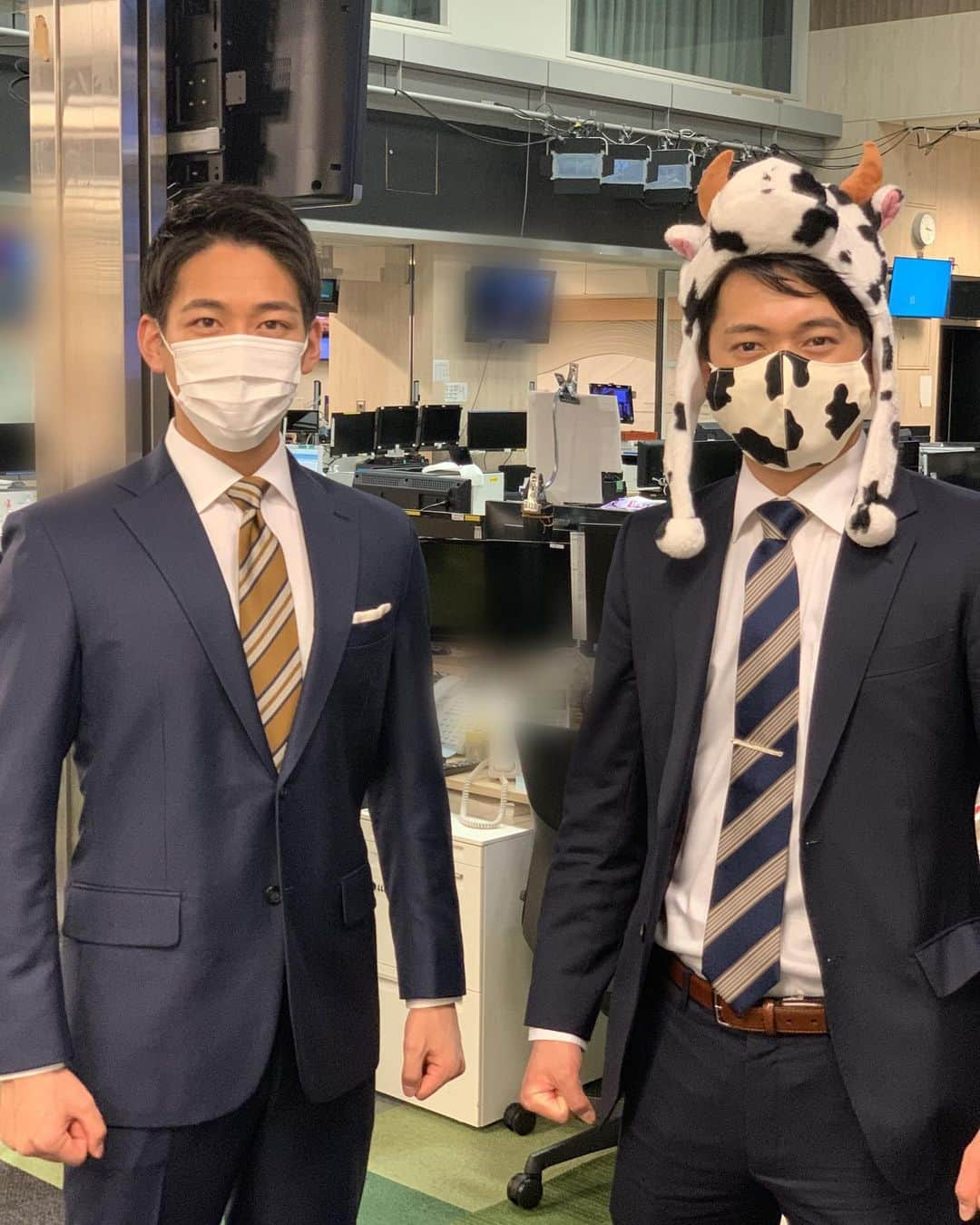 堀池亮介さんのインスタグラム写真 - (堀池亮介Instagram)「今年は丑年🐮 牛をこよなく愛する年男・德田アナウンサー🐄  #德田聡一朗 #牛好き #牛グッズ多め #フジテレビ #アナウンサー #丑年」1月2日 19時21分 - ryosuke_horiike