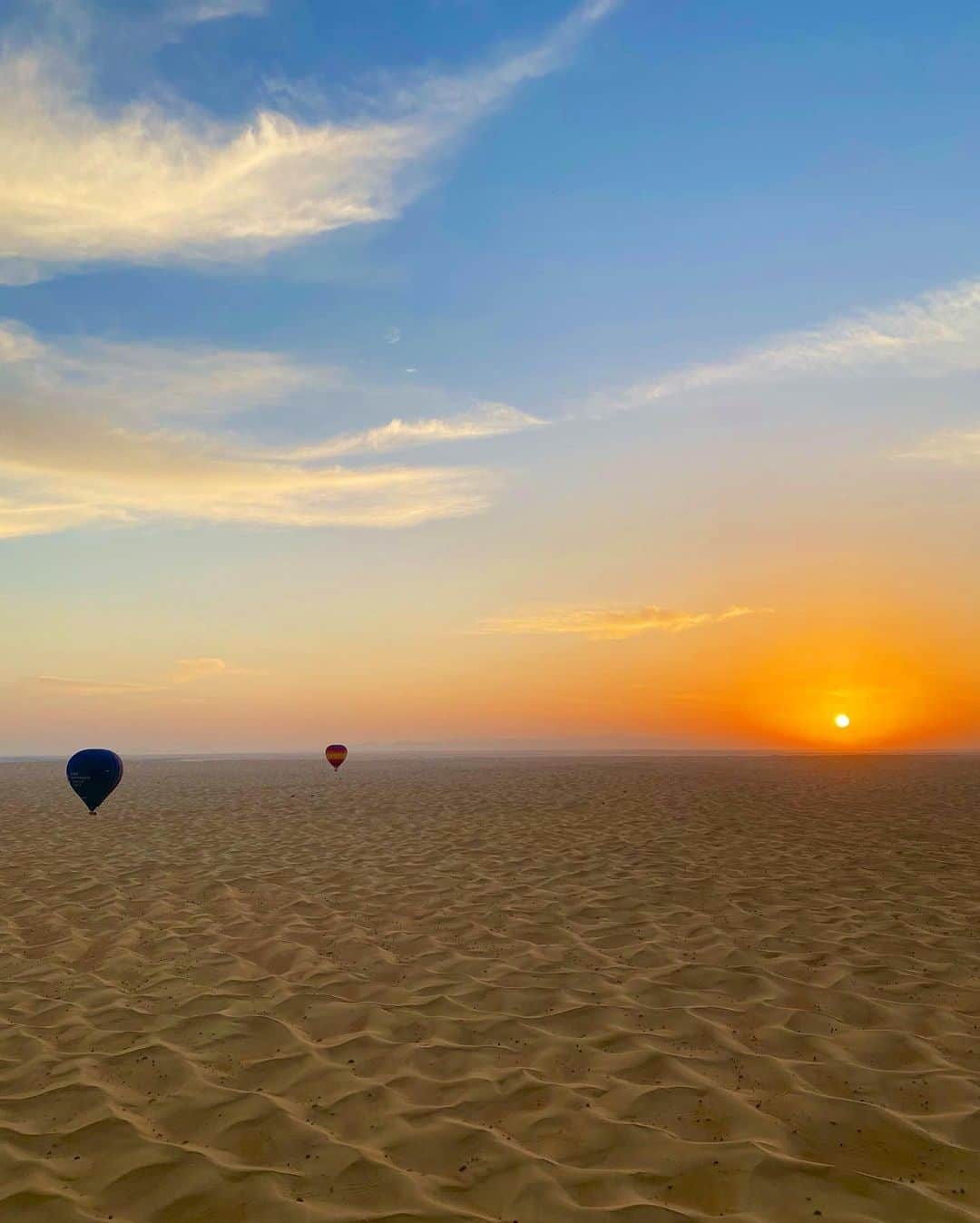 Rieさんのインスタグラム写真 - (RieInstagram)「気球から見た2021年の初日の出🌞  ドバイの砂漠から上がってくる初日の出は 素晴らしく美しかったです  今年は子供達も一緒にこんなに素晴らしい体験ができて良い一年のスタートがきれました！  皆さんにもこの一年良い事が沢山起こります様に🙏❤️  コロナが収束しますように  @jwdtravel   #気球 #気球ツアー #初日の出 #balloon #balloontour #balloonadventuresdubai #ドバイ #ドバイ旅行 #ドバイ観光 #ドバイインスタ映え  #ドバイ生活  #ドバイグラム  #ドバイ在住 #海外暮らし #海外旅行 #海外旅行好きな人と繋がりたい  #タビジョ #ビジットドバイ  #middleeast  #dubai #dubaitrip #dubaigram  #dubailife #dubaiinstagram  #mydubai #visitdubai」1月2日 19時13分 - rie_dubai
