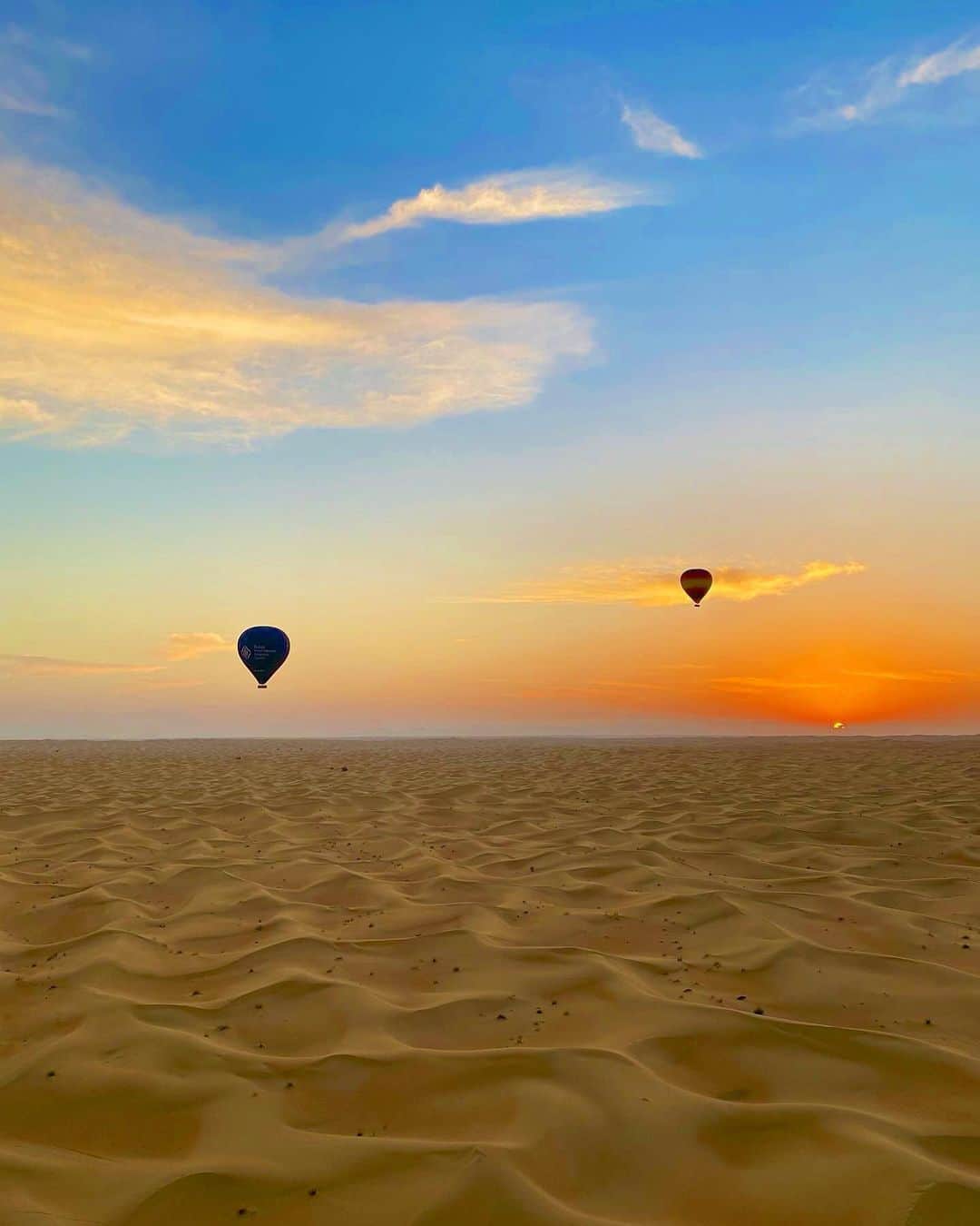 Rieのインスタグラム：「気球から見た2021年の初日の出🌞  ドバイの砂漠から上がってくる初日の出は 素晴らしく美しかったです  今年は子供達も一緒にこんなに素晴らしい体験ができて良い一年のスタートがきれました！  皆さんにもこの一年良い事が沢山起こります様に🙏❤️  コロナが収束しますように  @jwdtravel   #気球 #気球ツアー #初日の出 #balloon #balloontour #balloonadventuresdubai #ドバイ #ドバイ旅行 #ドバイ観光 #ドバイインスタ映え  #ドバイ生活  #ドバイグラム  #ドバイ在住 #海外暮らし #海外旅行 #海外旅行好きな人と繋がりたい  #タビジョ #ビジットドバイ  #middleeast  #dubai #dubaitrip #dubaigram  #dubailife #dubaiinstagram  #mydubai #visitdubai」