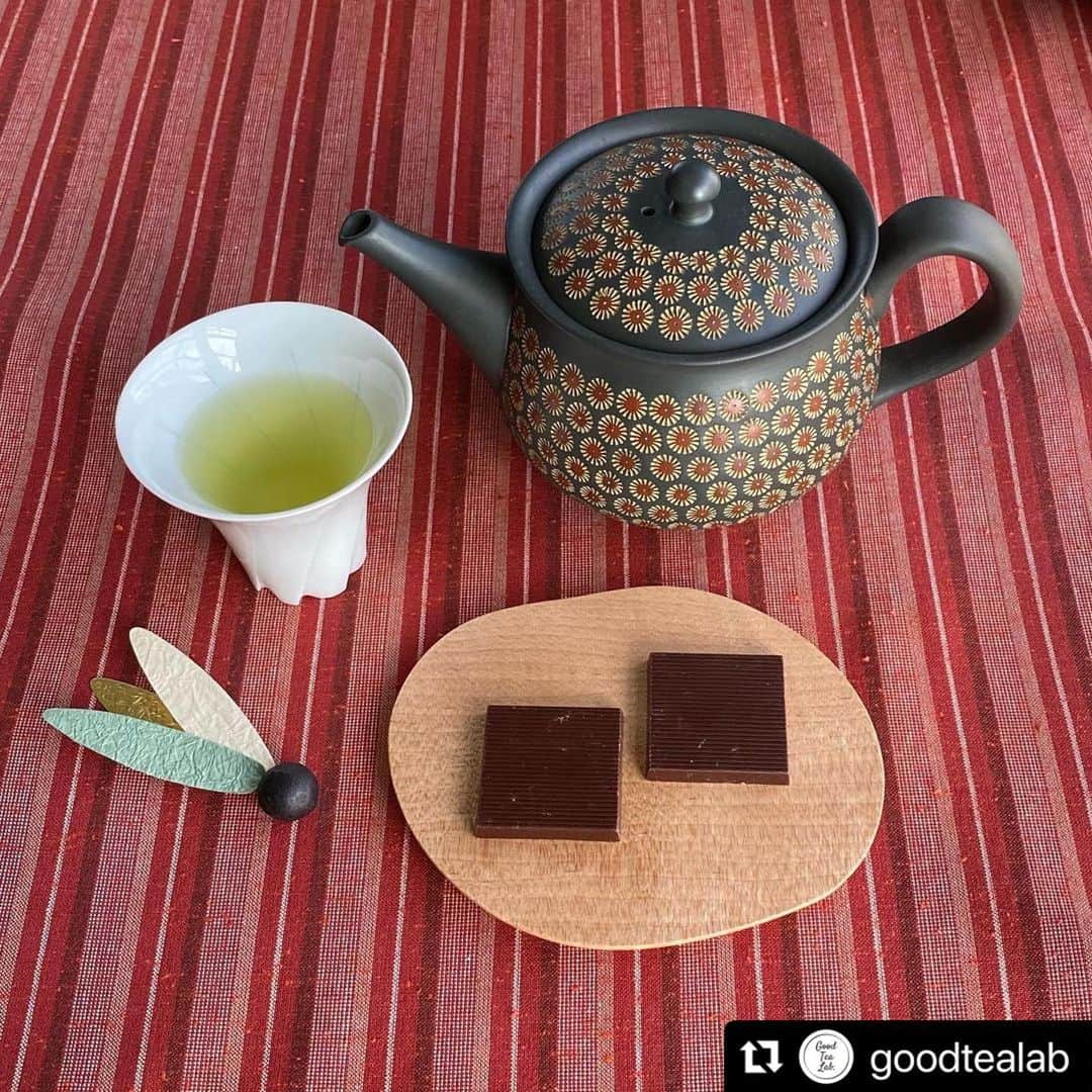 Concheのインスタグラム：「1/13(水)〜26(火) 静岡伊勢丹7階にて  普段のお茶の大半は『やぶきた』という品種です。 日本茶にも様々な品種の茶の木があります。 それぞれの香味にカカオを組み合わせました。 チョコレート×日本茶の新しい体験をぜひこちらでどうぞ！  Repost @goodtealab with @make_repost ・・・ 【年始イベントのご紹介】 静岡伊勢丹7階・ウェルネスパーク GOOD TEA LAB. the SHOP では、1月13日（水）から1月26日（火）までの２週間、「#チョコレートに合うのは日本茶だ」が開催されます。 ． この展示会では、静岡市にある無添加クラフトチョコレート専門店ConcheとTEASONGSがコラボ。「チョコレートと日本茶のマリアージュ」について、ご紹介する内容となっております。茶の都しずおかには、さまざまな香味を持つ品種茶があるように、カカオにも産地・品種があり、個性豊かな香味を持つチョコレートが作られています。日本茶の熱が繊細なカカオの香りを開き、口福をもたらす。茶の都から発信する「新たなお茶時間の可能性」について、皆様と共に探求していきたいと思います。 ． カフェではチョコレートと日本茶の限定メニューをご用意、香味豊かな世界を体感していただけます。また茶室「宙庵」では、茶会を開催（席数限定）。Concheの世界観とチョコレートを堪能していただける内容となっております。 ． この機会に是非、チョコレートと日本茶の新たな魅力に触れてみてはいかがでしょうか？皆様のご来場を心よりお待ちしております。 ． #goodtealab #静岡伊勢丹  @conche_shizuoka #conche  #チョコレート #chocolate  #チョコレートに合うのは日本茶だ」