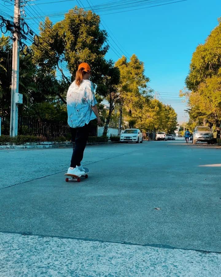 ヤンニーン・ワイゲルのインスタグラム：「It’s been a while🛹 กลับมาเล่นช่วงนี้อากาศดีมาก☁️」