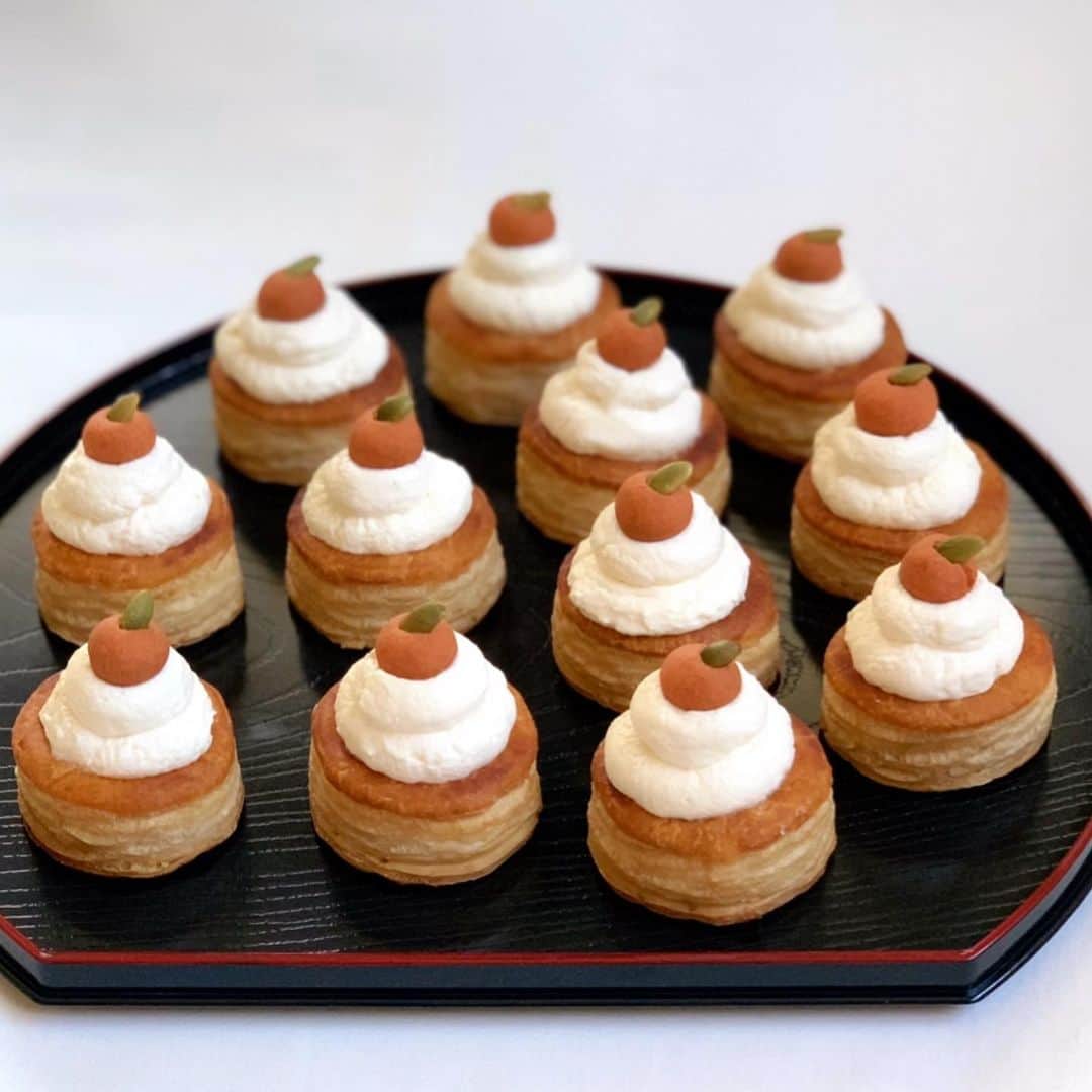 Ranさんのインスタグラム写真 - (RanInstagram)「. .  It's a small cheesecakes 😋 . . . 今日は鏡餅みたいなスイーツを作りました♩ （鏡餅に見えるかなぁ？😅）  カルディで買ったボローバン（pic2）に、 チーズクリームをしぼってみかんのクッキーをのせただけですが、 なんとも可愛いミニミニ鏡餅ができました😍 . . . . #sweets #cheesecake #creamcheese #japanesefood #japan #cake #cakestagram #orange #shougatsu #yummy #手作りお菓子 #手作りおやつ #チーズケーキ #レアチーズケーキ #クリームチーズ #カルディ #業務スーパー #ボローバン #鏡餅 #鏡開き #正月 #正月飾り #正月料理 #正月太り #スイーツ #DAISO #中沢乳業 #手作りパン #パン教室 #konel」1月2日 19時16分 - konel_bread