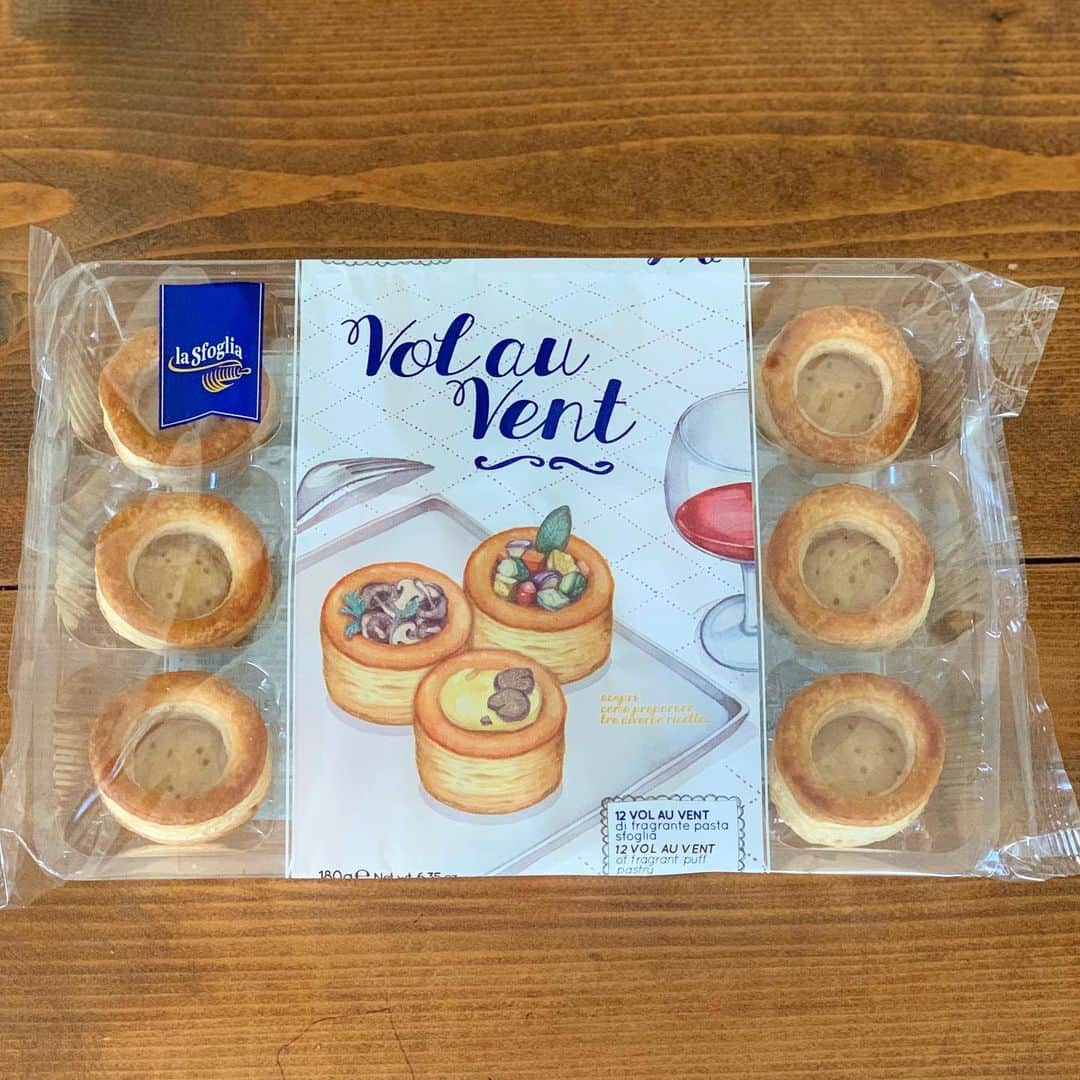 Ranさんのインスタグラム写真 - (RanInstagram)「. .  It's a small cheesecakes 😋 . . . 今日は鏡餅みたいなスイーツを作りました♩ （鏡餅に見えるかなぁ？😅）  カルディで買ったボローバン（pic2）に、 チーズクリームをしぼってみかんのクッキーをのせただけですが、 なんとも可愛いミニミニ鏡餅ができました😍 . . . . #sweets #cheesecake #creamcheese #japanesefood #japan #cake #cakestagram #orange #shougatsu #yummy #手作りお菓子 #手作りおやつ #チーズケーキ #レアチーズケーキ #クリームチーズ #カルディ #業務スーパー #ボローバン #鏡餅 #鏡開き #正月 #正月飾り #正月料理 #正月太り #スイーツ #DAISO #中沢乳業 #手作りパン #パン教室 #konel」1月2日 19時16分 - konel_bread