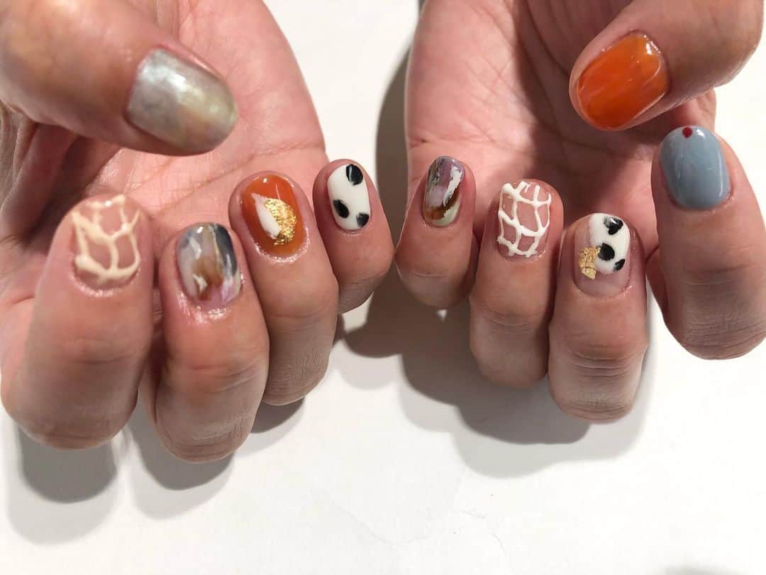 関根祥子のインスタグラム：「丑年を迎える為に牛柄ネイルを…🤍🖤派手にお任せします！とwオーダー頂きました！  年を越すネイルはなんとなく特別で、お客様の思いを感じなら私なりに2021年への思いを込めて一人一人アートしました🤍お任せしてくださる事が多い事がとても嬉しい…🥺  今年も色んな人の日常に寄り添うネイルをつくりたい！  そう思います🐄  #mojonail #nail#牛柄ネイル」