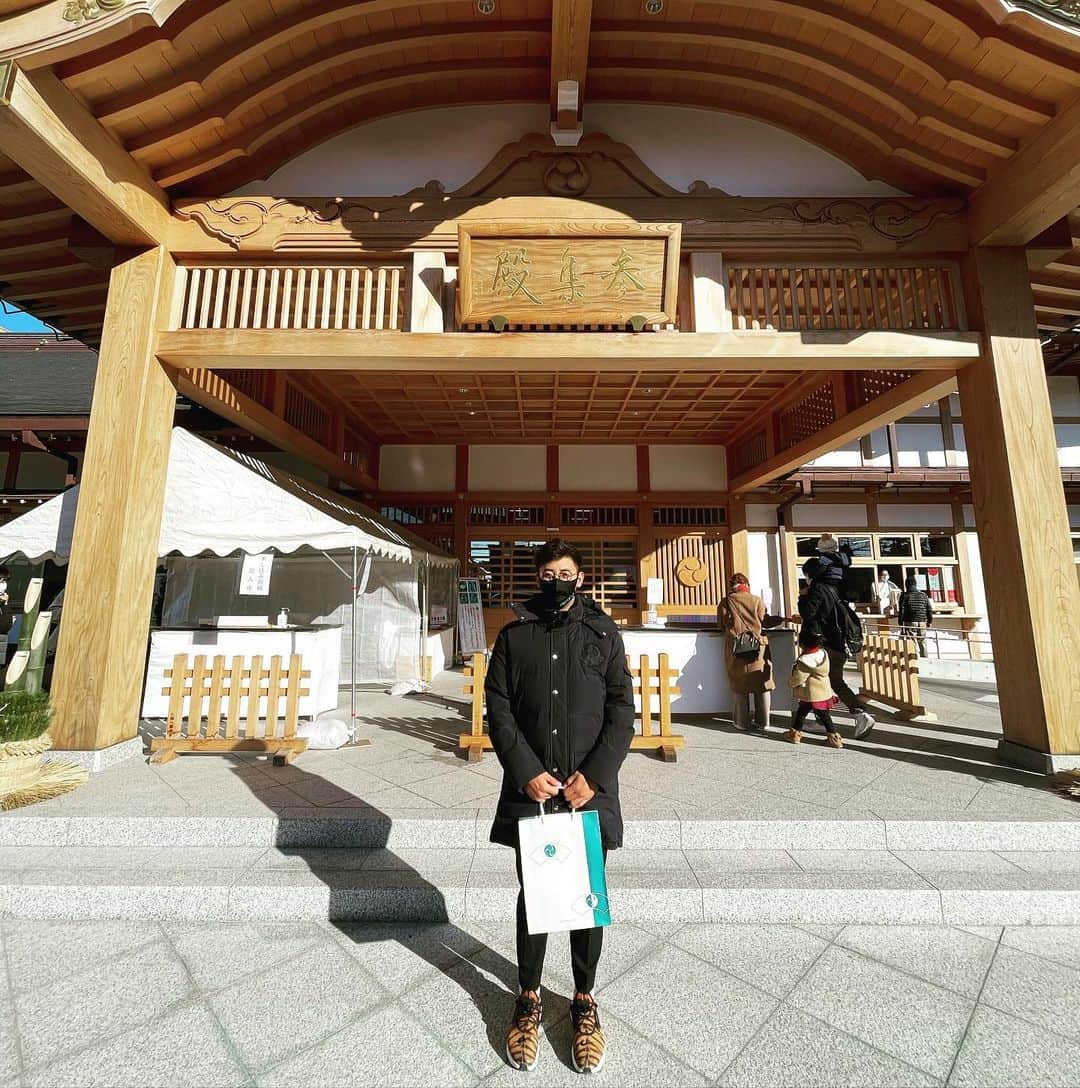 藤平尚真のインスタグラム：「. 新年あけましておめでとうございます🎍  今日は、名前を付けて頂いた八剱八幡神社に 家族で初詣に行ってきました⛩  今年は気持ちを新たに、１軍で活躍している姿を 見て頂けるよう精一杯頑張ります✨ #八剱八幡神社」