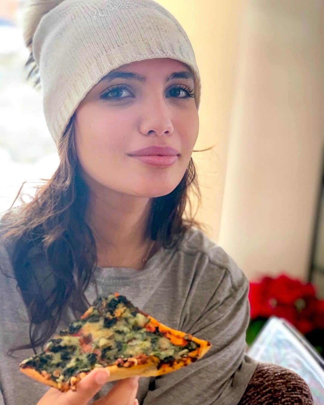 アマニ・ファンシーのインスタグラム：「(Swipe to pic 6 for a real beauty) 📸👅😂 So, I may have embodied the glamour of my last post for a good 2 mins, but the true Amani reappeared pretty quick for 01.01.2021. Welcome to the pizza loving, funny-face making, wearing t-shirt back to front AND inside out goblin 😈💜 HAPPY NEW YEAR GUYS 🎆」