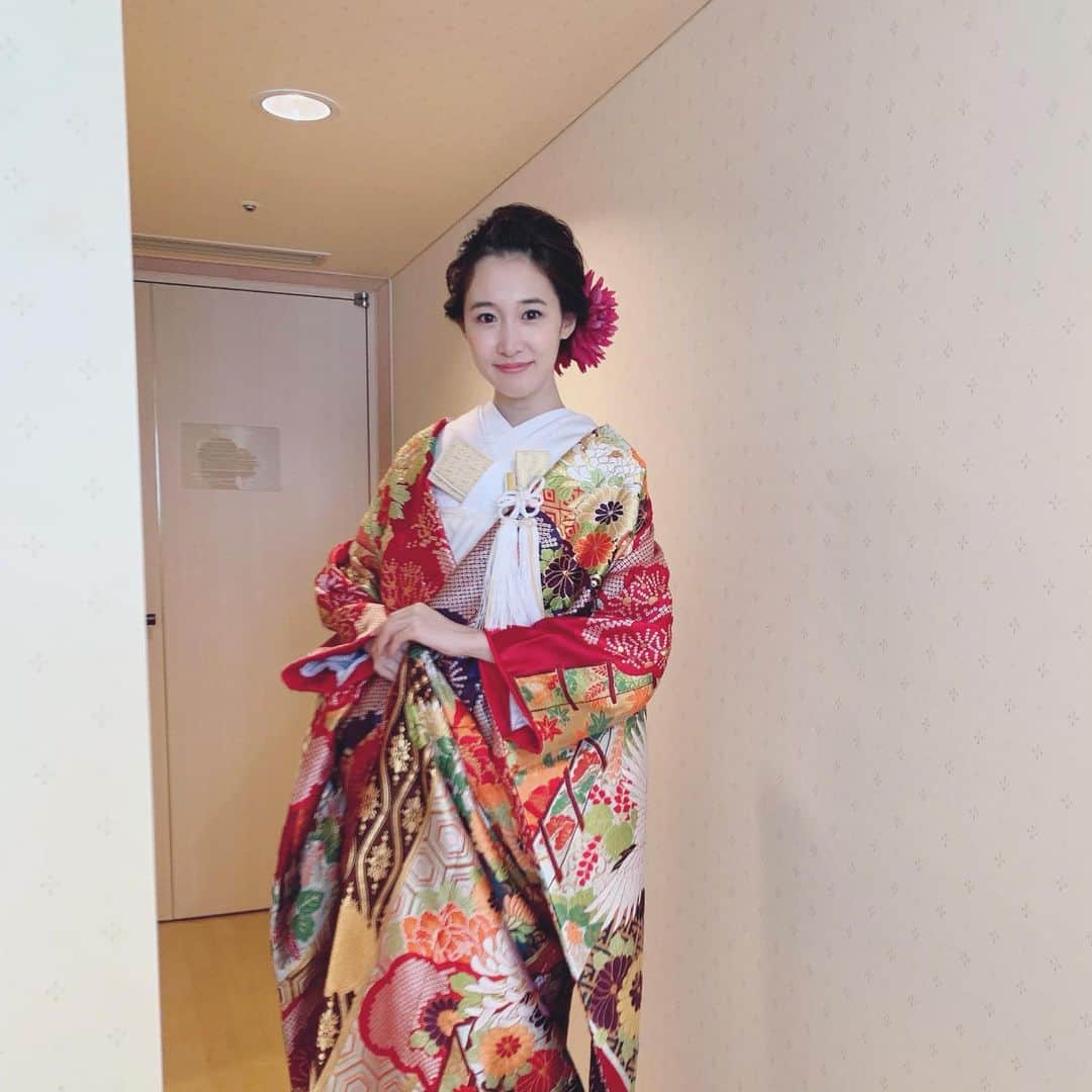 吉田友利恵のインスタグラム：「👘⛩ あけましておめでとうございます🎍 2021年もどうぞよろしくお願い致します🤲🌅 楽しみだなぁ2021年◡̈ 皆様にとって良き年になりますように。。💫 (和装の写真をひっぱりだしました。)」