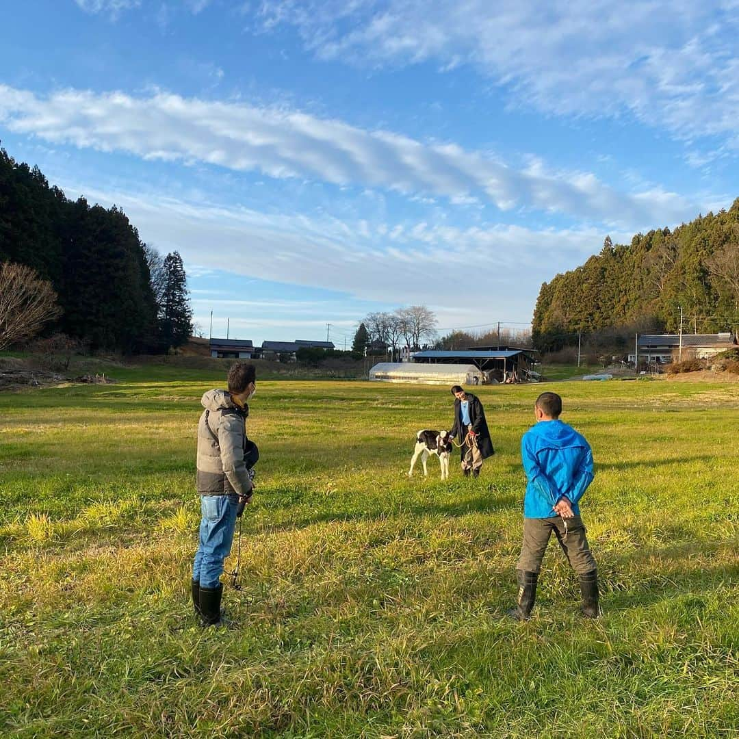 松下奈緒さんのインスタグラム写真 - (松下奈緒Instagram)「ダーツの旅  笑ってコラえてのダーツの旅で石川町へ行ってきました。  沢山の笑顔に出会えて楽しかったです！  放送をご覧いただきありがとうございました！  @redeyes_ntv  #笑ってこらえて #ダーツの旅 #石川町 #仔牛のジョージ #牛に会ってきました #ドラマ「レッドアイズ」の番宣ありがとうございます！ #松下奈緒」1月2日 19時27分 - matsushita_nao_official