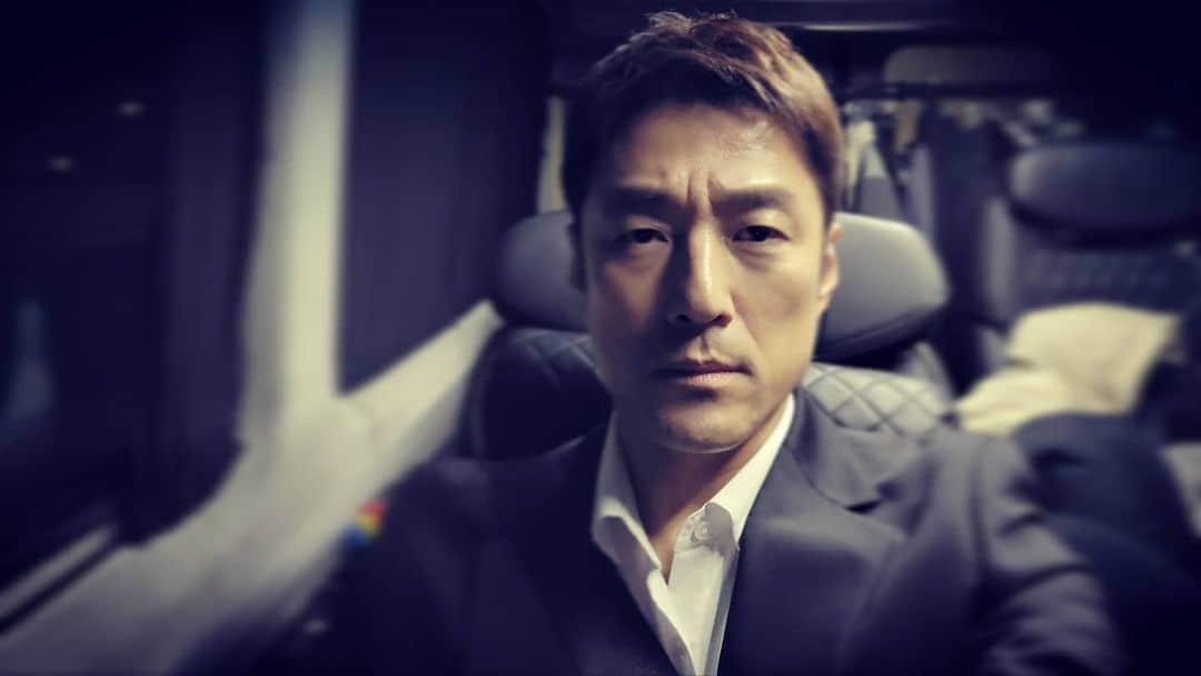 チ・ジニさんのインスタグラム写真 - (チ・ジニInstagram)「@ikkle_entertainment #언더커버🎥 #퇴근🚌💨 #힘들다😭」1月2日 19時27分 - actor_jijinhee