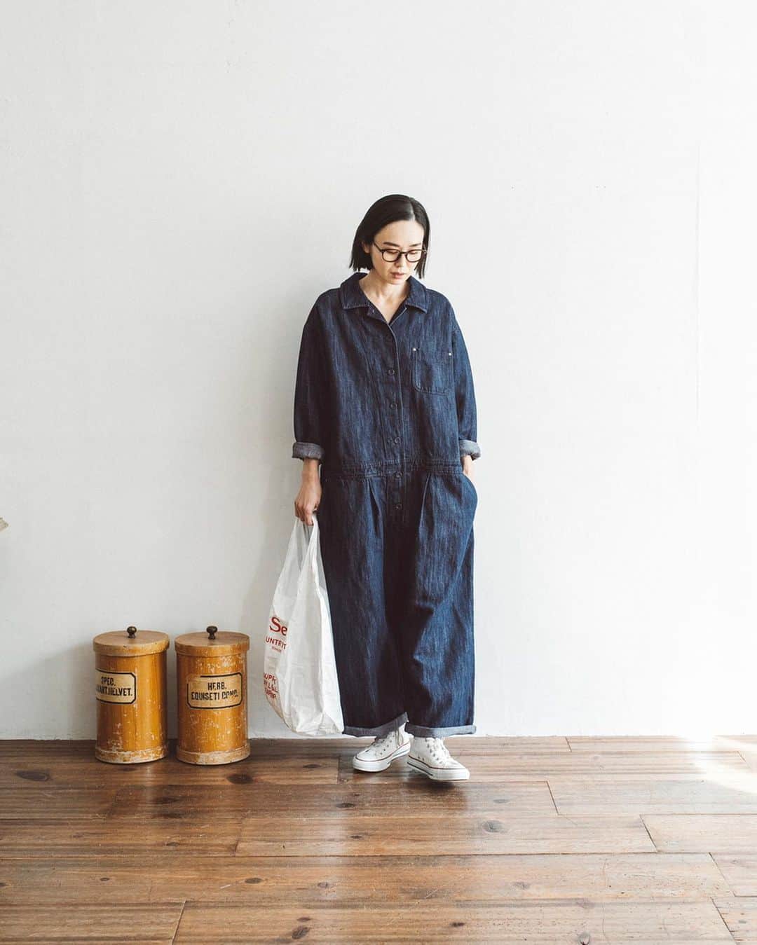 ナチュランさんのインスタグラム写真 - (ナチュランInstagram)「【 &yarn 】コットンリネンで仕立てた“大人のつなぎ”アンコールにお応えして再販売！﻿ ﻿ 発売後、即完売したナチュランオリジナルブランド「&yarn」のコットンリネンデニムジャンプスーツ。﻿ たくさんのリクエストを頂き、数量限定で再販売いたします。﻿ メンズのつなぎにはない女性らしいディテールが沢山ほどこされた“大人のつなぎ”。ぜひこの機会をお見逃しなく。﻿ ﻿ ﻿ -----------﻿ ■コットンリネンデニムジャンプスーツ[MTO-2A49-1122-A]﻿ ほどよく開いた開襟、くるみボタン、ウエスト切り替えに入ったタックなど、メンズのつなぎにはない女性らしいディテールが沢山ほどこされた大人のつなぎ。﻿ 肩から裾にかけてストンとした、ラフなシルエットでゆったりと着られます。﻿ ﻿ ﻿ ﻿ ------------------------------﻿ ▶️お買いものは写真内のタグをタップしてくださいね。またはプロフィールからもナチュランへリンクしています。→@natulan_official﻿ ﻿ ▶️写真内のタグは、販売中でも消えている場合がございます。ぜひ、ナチュランの検索窓から、注文番号又は商品名を、検索してみてくださいね。﻿ ﻿ ▶️プロフィール画面では、季節のおすすめ商品や、再入荷情報をご紹介しています。ぜひ、ご覧くださいませ。→@natulan_official﻿ ﻿ ----------- #lifewear #fashion #今日のコーデ #コーディネート #ファッション #ナチュラル #ナチュラン #natulan #日々の暮らし #暮らしを楽しむ #シンプルライフ #シンプルコーデ #大人女子 #大人コーデ #ナチュラルコーデ #デニム #つなぎ #ロンパース #ジャンプシーツ #つなぎ #シャツ #シャツコーデ #アンドヤーン #yarn #andyarn  #natulan_official @cam_be」1月2日 19時28分 - natulan_official