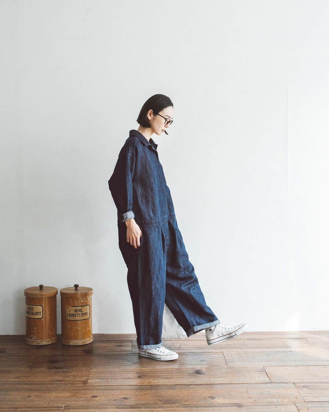ナチュランさんのインスタグラム写真 - (ナチュランInstagram)「【 &yarn 】コットンリネンで仕立てた“大人のつなぎ”アンコールにお応えして再販売！﻿ ﻿ 発売後、即完売したナチュランオリジナルブランド「&yarn」のコットンリネンデニムジャンプスーツ。﻿ たくさんのリクエストを頂き、数量限定で再販売いたします。﻿ メンズのつなぎにはない女性らしいディテールが沢山ほどこされた“大人のつなぎ”。ぜひこの機会をお見逃しなく。﻿ ﻿ ﻿ -----------﻿ ■コットンリネンデニムジャンプスーツ[MTO-2A49-1122-A]﻿ ほどよく開いた開襟、くるみボタン、ウエスト切り替えに入ったタックなど、メンズのつなぎにはない女性らしいディテールが沢山ほどこされた大人のつなぎ。﻿ 肩から裾にかけてストンとした、ラフなシルエットでゆったりと着られます。﻿ ﻿ ﻿ ﻿ ------------------------------﻿ ▶️お買いものは写真内のタグをタップしてくださいね。またはプロフィールからもナチュランへリンクしています。→@natulan_official﻿ ﻿ ▶️写真内のタグは、販売中でも消えている場合がございます。ぜひ、ナチュランの検索窓から、注文番号又は商品名を、検索してみてくださいね。﻿ ﻿ ▶️プロフィール画面では、季節のおすすめ商品や、再入荷情報をご紹介しています。ぜひ、ご覧くださいませ。→@natulan_official﻿ ﻿ ----------- #lifewear #fashion #今日のコーデ #コーディネート #ファッション #ナチュラル #ナチュラン #natulan #日々の暮らし #暮らしを楽しむ #シンプルライフ #シンプルコーデ #大人女子 #大人コーデ #ナチュラルコーデ #デニム #つなぎ #ロンパース #ジャンプシーツ #つなぎ #シャツ #シャツコーデ #アンドヤーン #yarn #andyarn  #natulan_official @cam_be」1月2日 19時28分 - natulan_official
