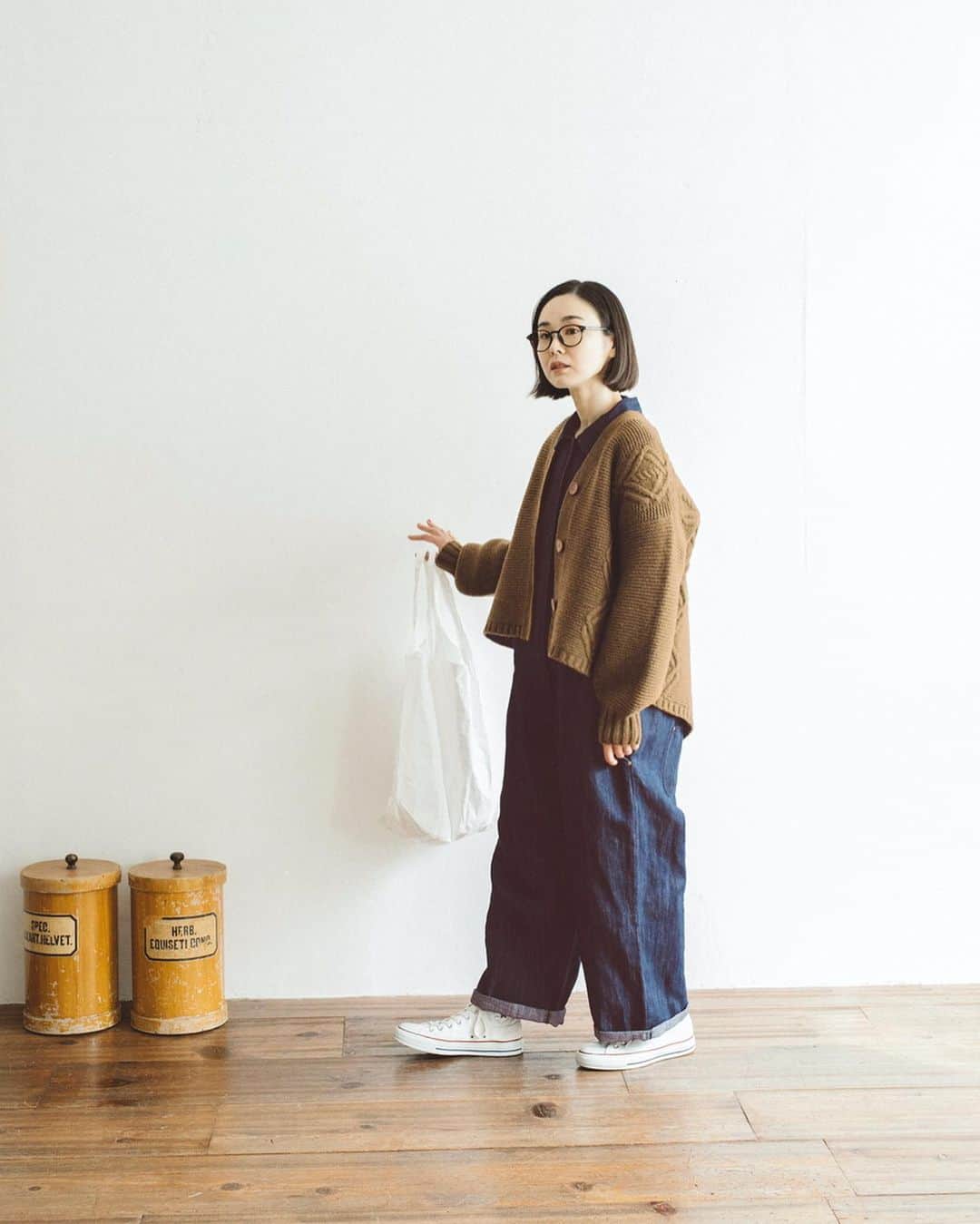 ナチュランさんのインスタグラム写真 - (ナチュランInstagram)「【 &yarn 】コットンリネンで仕立てた“大人のつなぎ”アンコールにお応えして再販売！﻿ ﻿ 発売後、即完売したナチュランオリジナルブランド「&yarn」のコットンリネンデニムジャンプスーツ。﻿ たくさんのリクエストを頂き、数量限定で再販売いたします。﻿ メンズのつなぎにはない女性らしいディテールが沢山ほどこされた“大人のつなぎ”。ぜひこの機会をお見逃しなく。﻿ ﻿ ﻿ -----------﻿ ■コットンリネンデニムジャンプスーツ[MTO-2A49-1122-A]﻿ ほどよく開いた開襟、くるみボタン、ウエスト切り替えに入ったタックなど、メンズのつなぎにはない女性らしいディテールが沢山ほどこされた大人のつなぎ。﻿ 肩から裾にかけてストンとした、ラフなシルエットでゆったりと着られます。﻿ ﻿ ﻿ ﻿ ------------------------------﻿ ▶️お買いものは写真内のタグをタップしてくださいね。またはプロフィールからもナチュランへリンクしています。→@natulan_official﻿ ﻿ ▶️写真内のタグは、販売中でも消えている場合がございます。ぜひ、ナチュランの検索窓から、注文番号又は商品名を、検索してみてくださいね。﻿ ﻿ ▶️プロフィール画面では、季節のおすすめ商品や、再入荷情報をご紹介しています。ぜひ、ご覧くださいませ。→@natulan_official﻿ ﻿ ----------- #lifewear #fashion #今日のコーデ #コーディネート #ファッション #ナチュラル #ナチュラン #natulan #日々の暮らし #暮らしを楽しむ #シンプルライフ #シンプルコーデ #大人女子 #大人コーデ #ナチュラルコーデ #デニム #つなぎ #ロンパース #ジャンプシーツ #つなぎ #シャツ #シャツコーデ #アンドヤーン #yarn #andyarn  #natulan_official @cam_be」1月2日 19時28分 - natulan_official