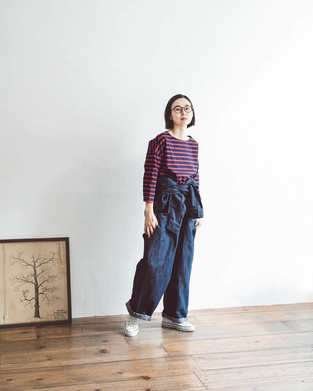 ナチュランさんのインスタグラム写真 - (ナチュランInstagram)「【 &yarn 】コットンリネンで仕立てた“大人のつなぎ”アンコールにお応えして再販売！﻿ ﻿ 発売後、即完売したナチュランオリジナルブランド「&yarn」のコットンリネンデニムジャンプスーツ。﻿ たくさんのリクエストを頂き、数量限定で再販売いたします。﻿ メンズのつなぎにはない女性らしいディテールが沢山ほどこされた“大人のつなぎ”。ぜひこの機会をお見逃しなく。﻿ ﻿ ﻿ -----------﻿ ■コットンリネンデニムジャンプスーツ[MTO-2A49-1122-A]﻿ ほどよく開いた開襟、くるみボタン、ウエスト切り替えに入ったタックなど、メンズのつなぎにはない女性らしいディテールが沢山ほどこされた大人のつなぎ。﻿ 肩から裾にかけてストンとした、ラフなシルエットでゆったりと着られます。﻿ ﻿ ﻿ ﻿ ------------------------------﻿ ▶️お買いものは写真内のタグをタップしてくださいね。またはプロフィールからもナチュランへリンクしています。→@natulan_official﻿ ﻿ ▶️写真内のタグは、販売中でも消えている場合がございます。ぜひ、ナチュランの検索窓から、注文番号又は商品名を、検索してみてくださいね。﻿ ﻿ ▶️プロフィール画面では、季節のおすすめ商品や、再入荷情報をご紹介しています。ぜひ、ご覧くださいませ。→@natulan_official﻿ ﻿ ----------- #lifewear #fashion #今日のコーデ #コーディネート #ファッション #ナチュラル #ナチュラン #natulan #日々の暮らし #暮らしを楽しむ #シンプルライフ #シンプルコーデ #大人女子 #大人コーデ #ナチュラルコーデ #デニム #つなぎ #ロンパース #ジャンプシーツ #つなぎ #シャツ #シャツコーデ #アンドヤーン #yarn #andyarn  #natulan_official @cam_be」1月2日 19時28分 - natulan_official