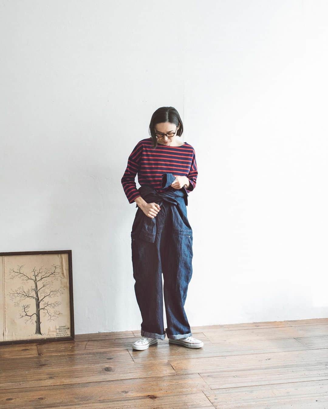 ナチュランさんのインスタグラム写真 - (ナチュランInstagram)「【 &yarn 】コットンリネンで仕立てた“大人のつなぎ”アンコールにお応えして再販売！﻿ ﻿ 発売後、即完売したナチュランオリジナルブランド「&yarn」のコットンリネンデニムジャンプスーツ。﻿ たくさんのリクエストを頂き、数量限定で再販売いたします。﻿ メンズのつなぎにはない女性らしいディテールが沢山ほどこされた“大人のつなぎ”。ぜひこの機会をお見逃しなく。﻿ ﻿ ﻿ -----------﻿ ■コットンリネンデニムジャンプスーツ[MTO-2A49-1122-A]﻿ ほどよく開いた開襟、くるみボタン、ウエスト切り替えに入ったタックなど、メンズのつなぎにはない女性らしいディテールが沢山ほどこされた大人のつなぎ。﻿ 肩から裾にかけてストンとした、ラフなシルエットでゆったりと着られます。﻿ ﻿ ﻿ ﻿ ------------------------------﻿ ▶️お買いものは写真内のタグをタップしてくださいね。またはプロフィールからもナチュランへリンクしています。→@natulan_official﻿ ﻿ ▶️写真内のタグは、販売中でも消えている場合がございます。ぜひ、ナチュランの検索窓から、注文番号又は商品名を、検索してみてくださいね。﻿ ﻿ ▶️プロフィール画面では、季節のおすすめ商品や、再入荷情報をご紹介しています。ぜひ、ご覧くださいませ。→@natulan_official﻿ ﻿ ----------- #lifewear #fashion #今日のコーデ #コーディネート #ファッション #ナチュラル #ナチュラン #natulan #日々の暮らし #暮らしを楽しむ #シンプルライフ #シンプルコーデ #大人女子 #大人コーデ #ナチュラルコーデ #デニム #つなぎ #ロンパース #ジャンプシーツ #つなぎ #シャツ #シャツコーデ #アンドヤーン #yarn #andyarn  #natulan_official @cam_be」1月2日 19時28分 - natulan_official