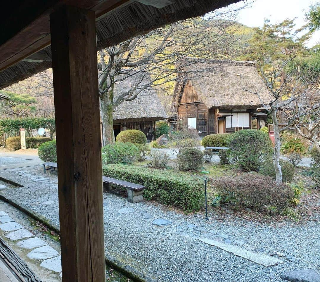 のインスタグラム：「明けましておめでとうございます🎍🌅🎍  本年も、マイペースに更新していきます！！  先日の旅行の写真②  合掌村に行きました！  歩いて行ったら、坂が辛かったです...笑 陶器の絵付体験も出来ると聞いたのですが時間がなくて断念(´・ω・`) 川魚が美味しかったです☺️  いつか、白川郷にも行ってみたいなぁ。」