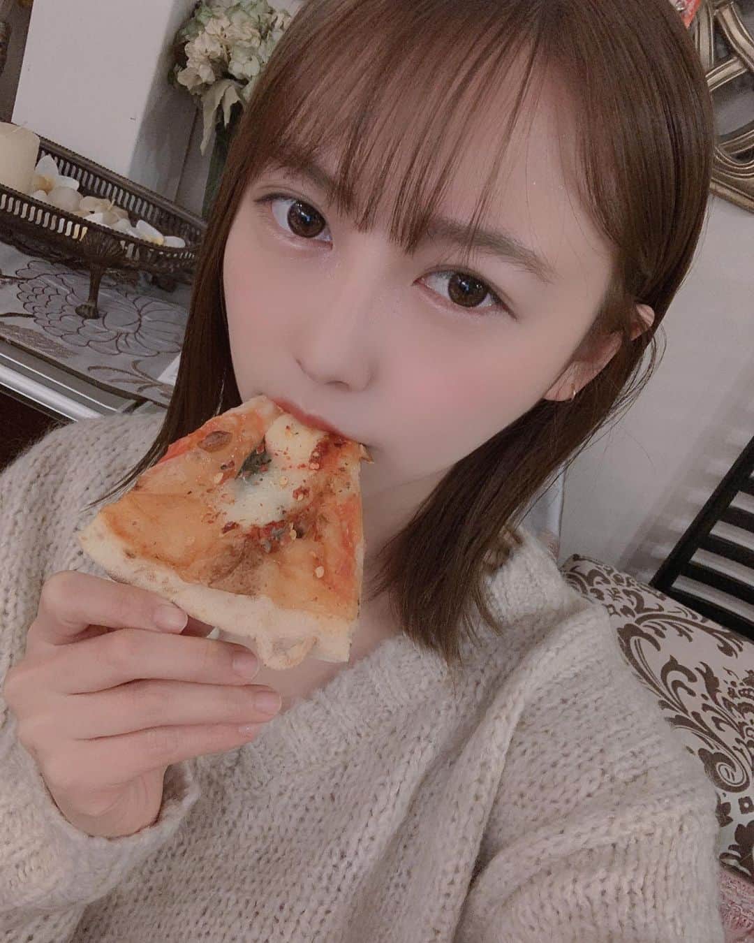 塚本美玲のインスタグラム：「あけましておめでとうございます⛩﻿ ﻿ 食べてうだうだもーもー🐮﻿ うしにならないように気をつけます🐄﻿ ﻿ 今年もいいこともやなこともあると思うけど元気でいれますように🌟﻿ ﻿ 久しぶりに今年は初日の出みれた🌅﻿ ﻿ 今年もよろしくお願いします💫」