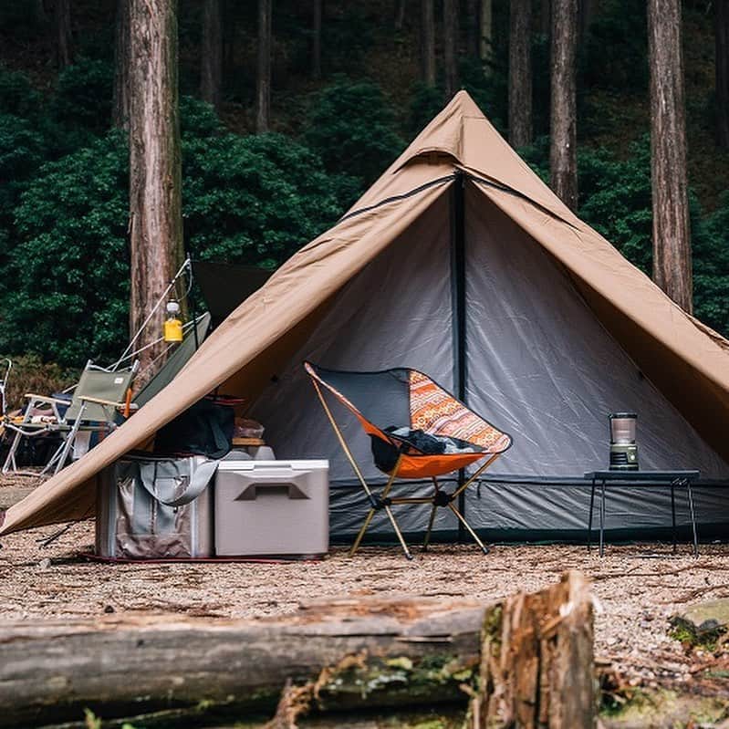 キャンプ情報サイト［ランタン］さんのインスタグラム写真 - (キャンプ情報サイト［ランタン］Instagram)「CAMP SMILE STYLE ／ フェザースティック作りは 焚き火の隠れた楽しみ ＼ いろんなキャンパーのキャンプスタイルを現地取材と一般キャンパーからの投稿で数多く掲載してます。 . . 詳しくは @lantern.camp webサイトをご覧ください . . #camp #camping #outdoor #travel #trip #lantern_smile #nature #キャンプ #キャンプ用品 #キャンプギア #アウトドア #テント #自然 #旅行 #キャンプ初心者  #キャンプ好きな人と繋がりたい #camper #外遊び #LANTERN #キャンプレイアウト #秋キャンプ #冬キャンプ #かぶとの森テラスキャンプ場 #ソロキャンプ #ソロキャン #フェザースティック #ユニフレーム #火起こし #焚き火 #焚き火台」1月2日 19時30分 - lantern.camp