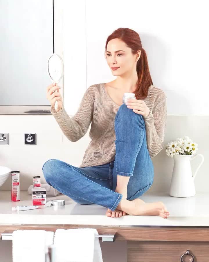 Mine Tugayのインスタグラム：「Tatlı bir veda☺️ İki yıl boyunca @neutrogenaturkiye nin marka yüzü olmak müthişti.🙏🏻💙Ben hep kullandığım bir markayla çalışmanın tarif edilemez keyfi içindeyken, birlikte birbirinden güzel işler yaptık. Çok teşekkürler: @neutrogenaturkiye @guldenduykan  @alperen__ozkan  @handesenocak  aycaevrenkaya   @salihaer19  @eyepupil   @eraysarigol  @songulgoksel  @ipekbocug  @gayesokmenajans  Sizleri çok seviyorum♥️」
