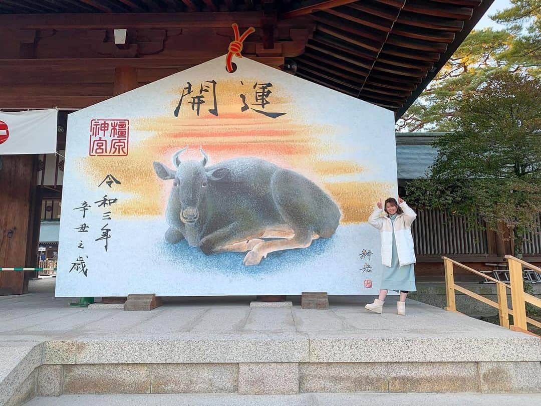 松本ルナさんのインスタグラム写真 - (松本ルナInstagram)「！！！2021年！！！﻿ 明けましておめでとうございます🌈⛩🌈﻿ ﻿ 今年もよろしくお願いいたします☺️✨﻿ ﻿ 丑年🐮という事で…笑﻿ ﻿ モォ〜想が好きな松本さん！！﻿ 今年はモォ〜想じゃなく現実的に行動に起こし﻿ 『目標』を叶えていきたいと思いまっす！！！﻿ ﻿ 一つ一つ目標を丁寧に達成していけば﻿ 自信もつくし毎日成長するし﻿ 新しい自分に出逢えると思うから﻿ どんな小さな目標だろうと﻿ 常に持ち続けていきたいです♡﻿ ﻿ 皆の今年の抱負あったら教えてね😆！﻿ 言霊になるよ〜🐮✨  最後に… 1枚目の写真撮った後 盛大にスロープを滑り転げました。 母は大爆笑。 周りの人はざわざわ…。 私は呆然。 新年早々、笑いの神様が舞い降りました。いえい✌︎  #2021 #新年 #新年のご挨拶 #あけましておめでとうございます  #丑年 #🐮 #抱負 #奈良 #橿原神宮 #narajapan #nara  #勝手に奈良観光大使 #頑張っていきます  #モォーっと色んな所に行くぞ #❤️ #今年も宜しくお願いします」1月2日 19時33分 - ruruna0123