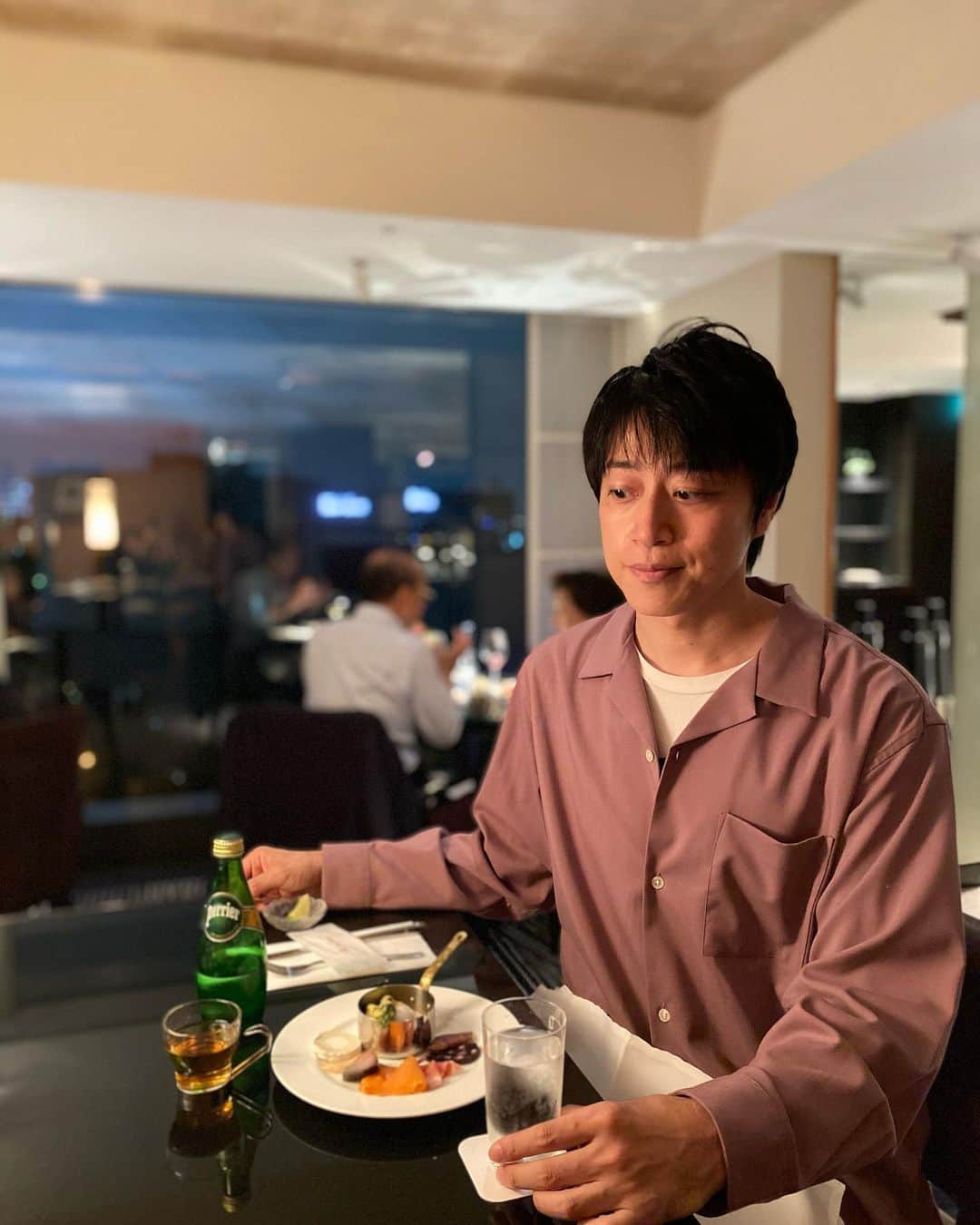 のインスタグラム：「姉とホテル。  2020蔵出し。 @executivehousezen   #エグゼクティブハウス禅  #禅 #ホテルニューオータニ東京 #三拍子 #三拍子高倉 #高倉陵 #comedian #comedy #japanese #Japan #funny #instalike #お笑い #お笑い芸人 #芸人 #漫才師 #manzai #お笑いライブ #instafanny #intersting #standupcomedy #standupcomedyshow #5つ星ホテル」
