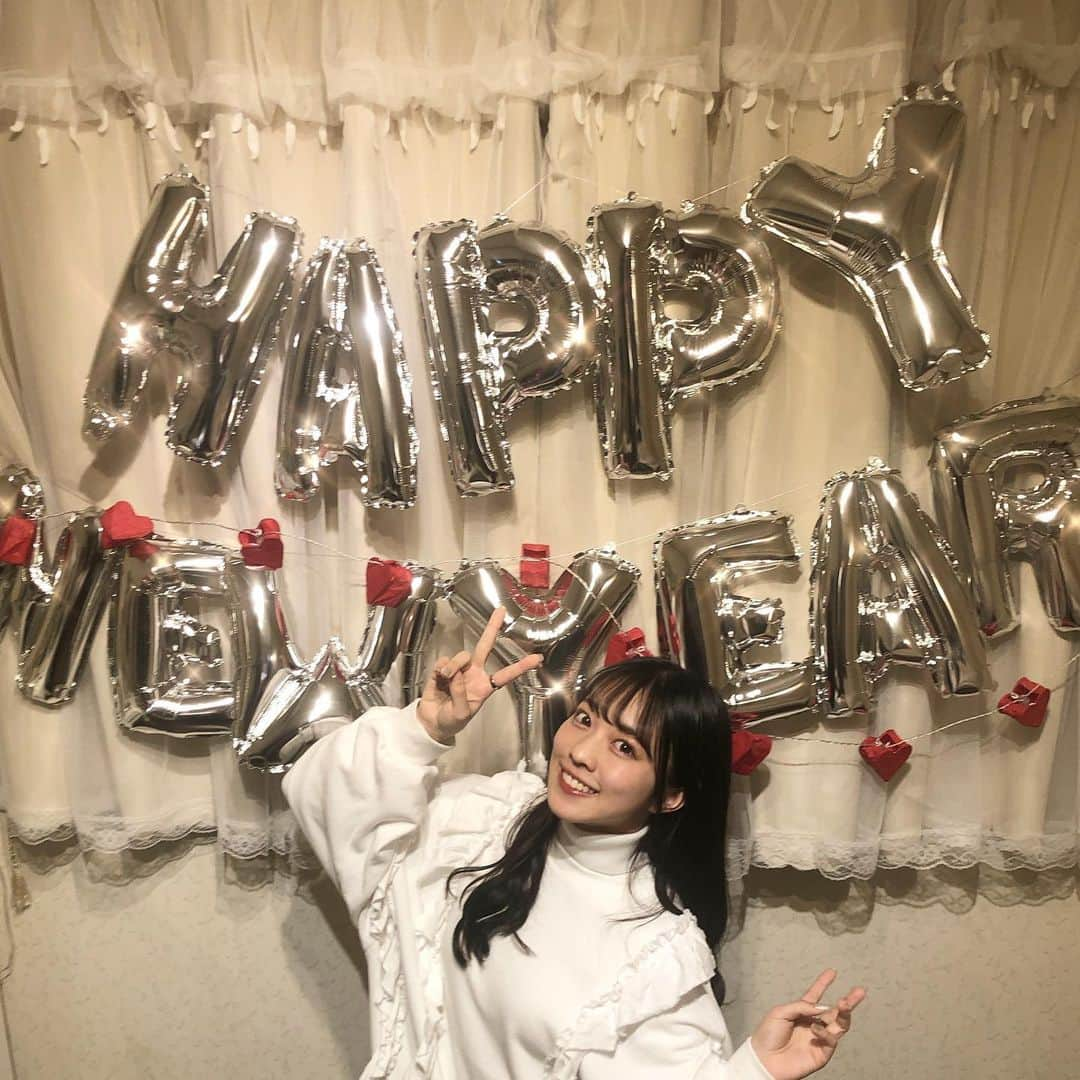 川畑綾理さんのインスタグラム写真 - (川畑綾理Instagram)「２０２１𝘚𝘛𝘈𝘙𝘛🐮  もっともっと努力して、笑顔いっぱいの年にしたいと思っています☺︎皆様これからも応援よろしくお願いします🤍💭今年もよろしくね（＾Ｏ＾）  #シブサン #アイドル #プラチナムプロダクション #恋ステ #2021」1月2日 19時37分 - rougebook_ayari