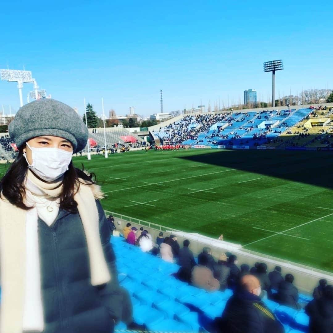 中江有里さんのインスタグラム写真 - (中江有里Instagram)「大学ラグビー観戦。  ひと席空けのディスタンスを取っていたので座席はゆったりしています。 声を出して応援できないので、拍手とフラッグで応援。  久しぶりに青空の下、選手のみなさんの奮闘に触れて気持ちが洗われました。  #中江有里  #ラグビー  #秩父宮ラグビー場」1月2日 19時37分 - yurinbow1226