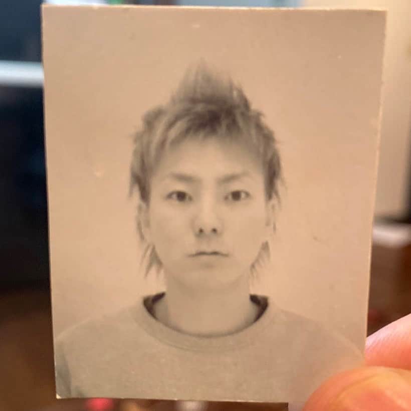 松隈ケンタのインスタグラム：「なぜか嫁の実家の、 ママの部屋に飾られとった  #約20年前」