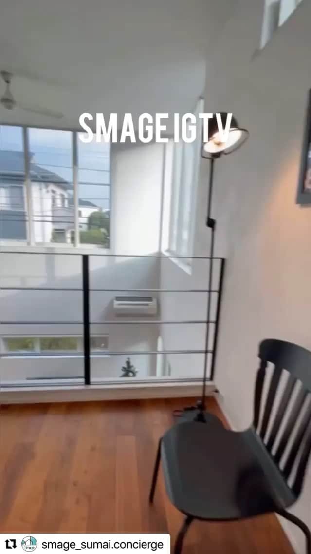 のインスタグラム：「@smage_sumai.concierge と初コラボ🙌✨IGTV🎥です🥺  写真だけでは伝わりきれないモデルハウスをSmage住まいのコンシェルジュ田中様×弊社社員・松下でお届けします📩  ▶モデルハウス︎年始の営業時間◀︎  #myhome #マイホーム #stayhome #ステイホーム #建築 #一戸建て #家づくり #福岡注文住宅 #福岡土地探し #分譲地 #ディーアンドエイチ株式会社  #modelhouse #モデルハウス #オシャレ #玄関ドア #玄関アプローチ #木製ドアのある暮らし #hitマリナ通り住宅展示場 #工務店選び #マイホームアカウント #リビング #キッチン #マイホーム計画中の人と繋がりたい」