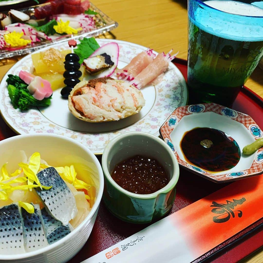 広川ひかるさんのインスタグラム写真 - (広川ひかるInstagram)「正月2日🎍の夕食はプレートおせちとすき焼き 御年賀の越前かに美味しい😋 、 #hikaruhirokawa #おせち料理  #プレートおせち #黒毛和牛のすき焼き  #お刺身 #いくらの醤油漬け (秋に漬けて冷凍してた)」1月2日 19時42分 - hikaru_hirokawa