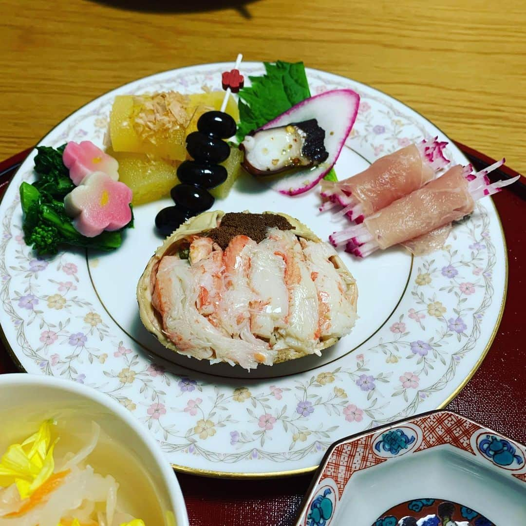 広川ひかるさんのインスタグラム写真 - (広川ひかるInstagram)「正月2日🎍の夕食はプレートおせちとすき焼き 御年賀の越前かに美味しい😋 、 #hikaruhirokawa #おせち料理  #プレートおせち #黒毛和牛のすき焼き  #お刺身 #いくらの醤油漬け (秋に漬けて冷凍してた)」1月2日 19時42分 - hikaru_hirokawa