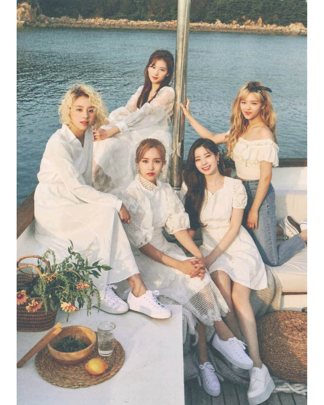 サナさんのインスタグラム写真 - (サナInstagram)「[SCAN] TWICE Season's Greetings 2021 "THE MOMENT FOREVER" . Cr. Njmsjmdct2 Edit by sana.twice.kr ーーーーーーーーーー Follow > @sana.twice.kr < . @twicetagram #TWICE#트와이스#ONCE#Sana#사나 #Nayeon#나연#Jeongyeon#정연#Momo#모모#Jihyo#지효#Mina#미나#Dahyun#다현#Chaeyoung#채영#Tzuyu#쯔위」1月2日 19時51分 - sana.twice.kr